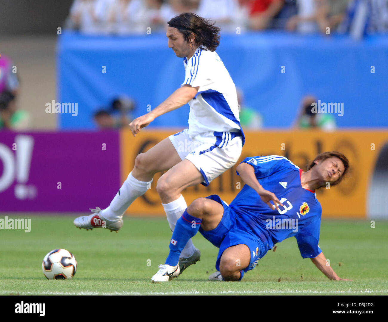 (Dpa) - griechischer Fußballspieler Sotirios Kyrgiakos (L) um den Ball mit japanischen Atsushi Yanagisawa (R) während des Spiels der Gruppe B des Confederations Cup Turniers Griechenland Vs Japan in Frankfurt am Main, 19. Juni 2005 kämpft. (Anmerkung des Herausgebers: Nutzung des Internet und mobile Anwendungen unterliegen den allgemeinen Geschäftsbedingungen der FIFA) Stockfoto