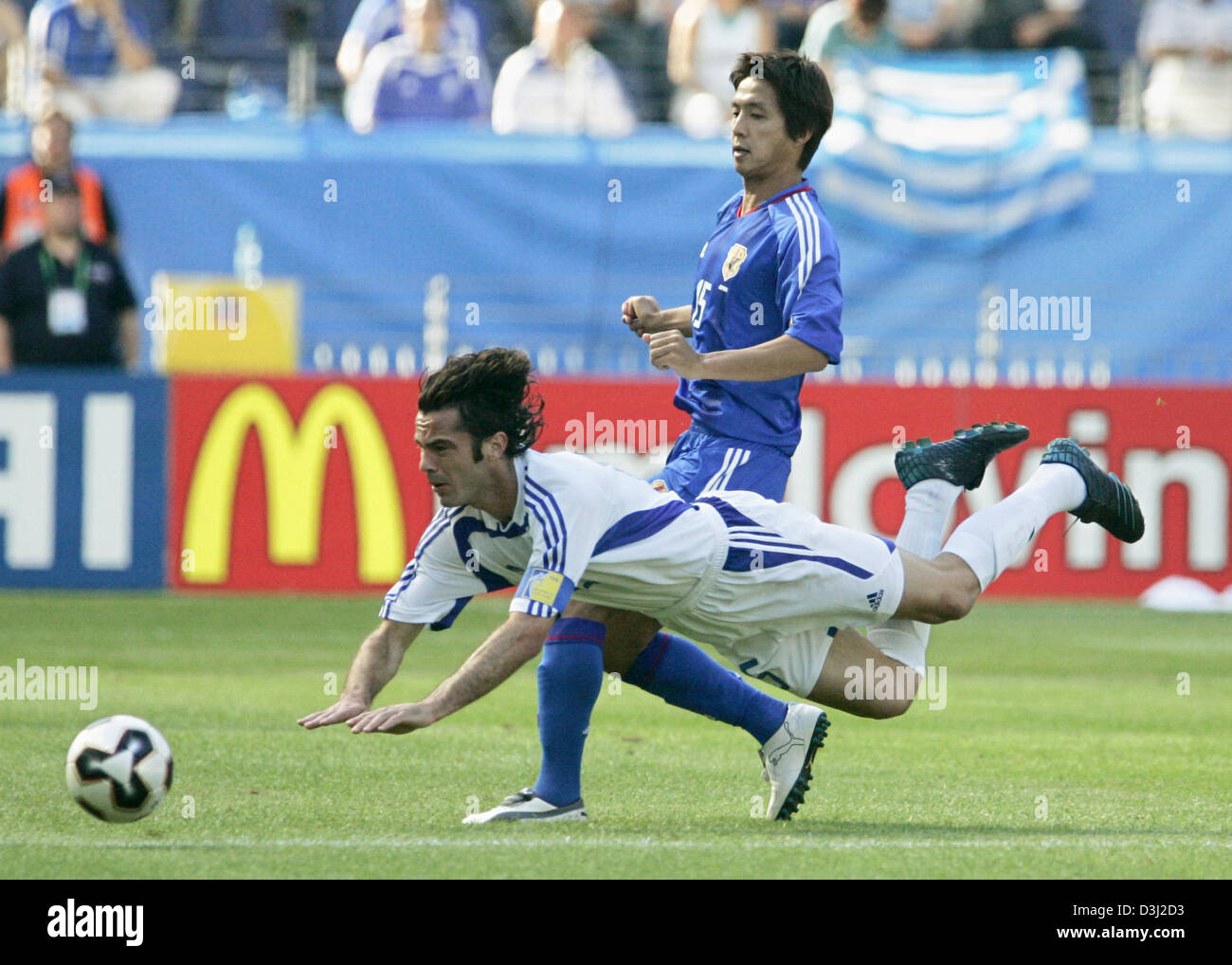 (Dpa) - kämpft griechischer Fußballspieler Panagiotis Fyssas (vorne) für den Ball mit japanischen Takashi Fukunishi während Gruppe B Spiel des Confederations Cup Turniers Griechenland Vs Japan in Frankfurt am Main, 19. Juni 2005. Stockfoto