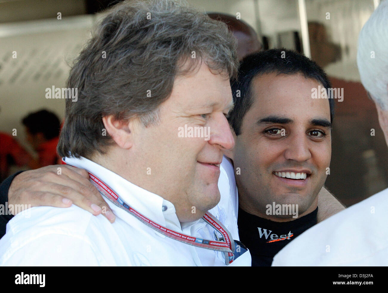 (Dpa) - das Bild zeigt kolumbianische Formel Eins Fahrer Montoya (R) von McLaren-Mercedes und Leiter der Mercedes Motorsport, Deutsch Norbert Haug, während die dritte Übung beim U.S.-F1 Grand Prix Strecke in Indianapolis, USA, 18. Juni 2005. Die U.S.-Grand Prix statt findet hier am Sonntag, 19. Juni 2005. Stockfoto