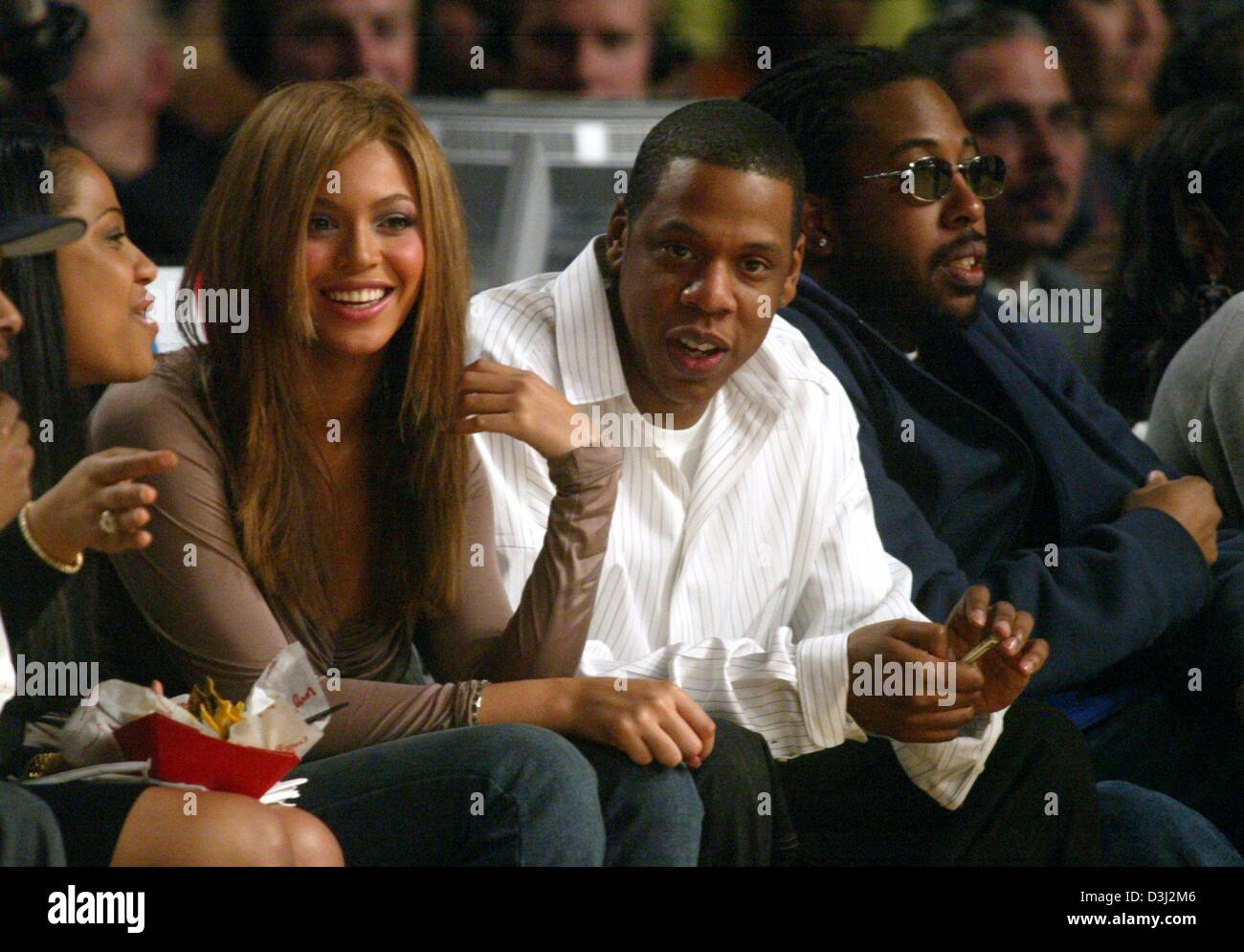 (Dpa) - US-Sängerin Beyonce Knowles und ihr Freund Rapper Jay-Z Lächeln, als sie das NBA All-Star-Spiel in Los Angeles, Kalifornien, USA, 15. Februar 2004 genießen. Stockfoto