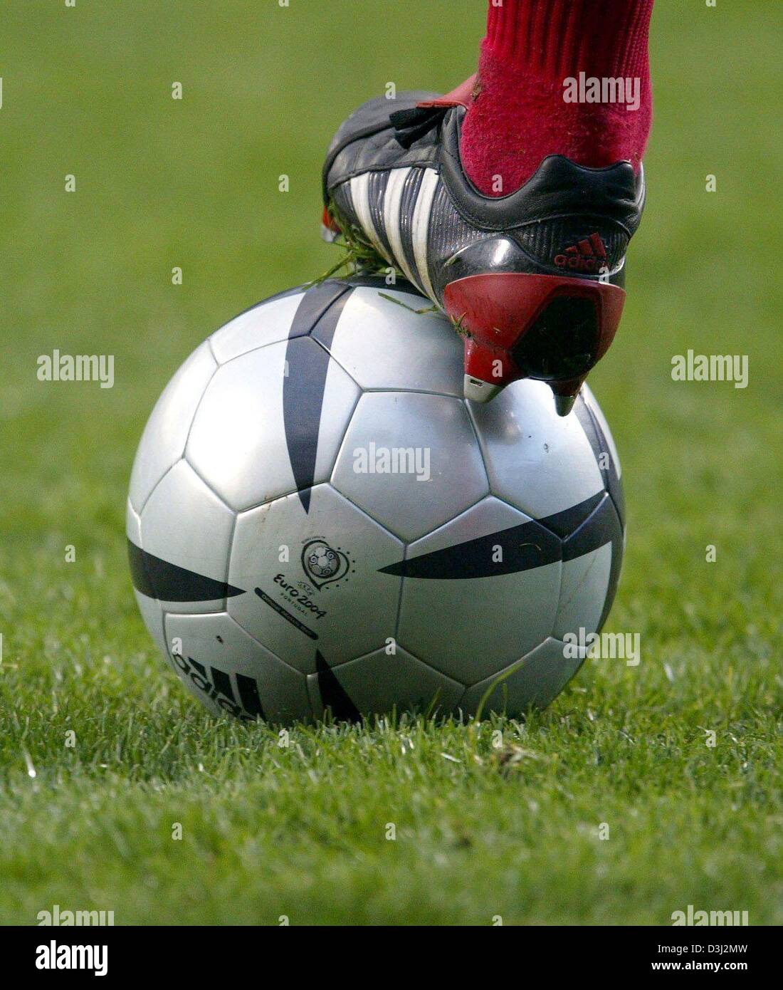 Dpa) Ein Fussball Spieler setzt seinen Fuß auf dem neuen Roteiro-Fußball  von Adidas Sports Company für die kommende Euro 2004 Fußball  Europameisterschaft in Portugal entwickelt, Bild entstand am 7. Februar  2004 in