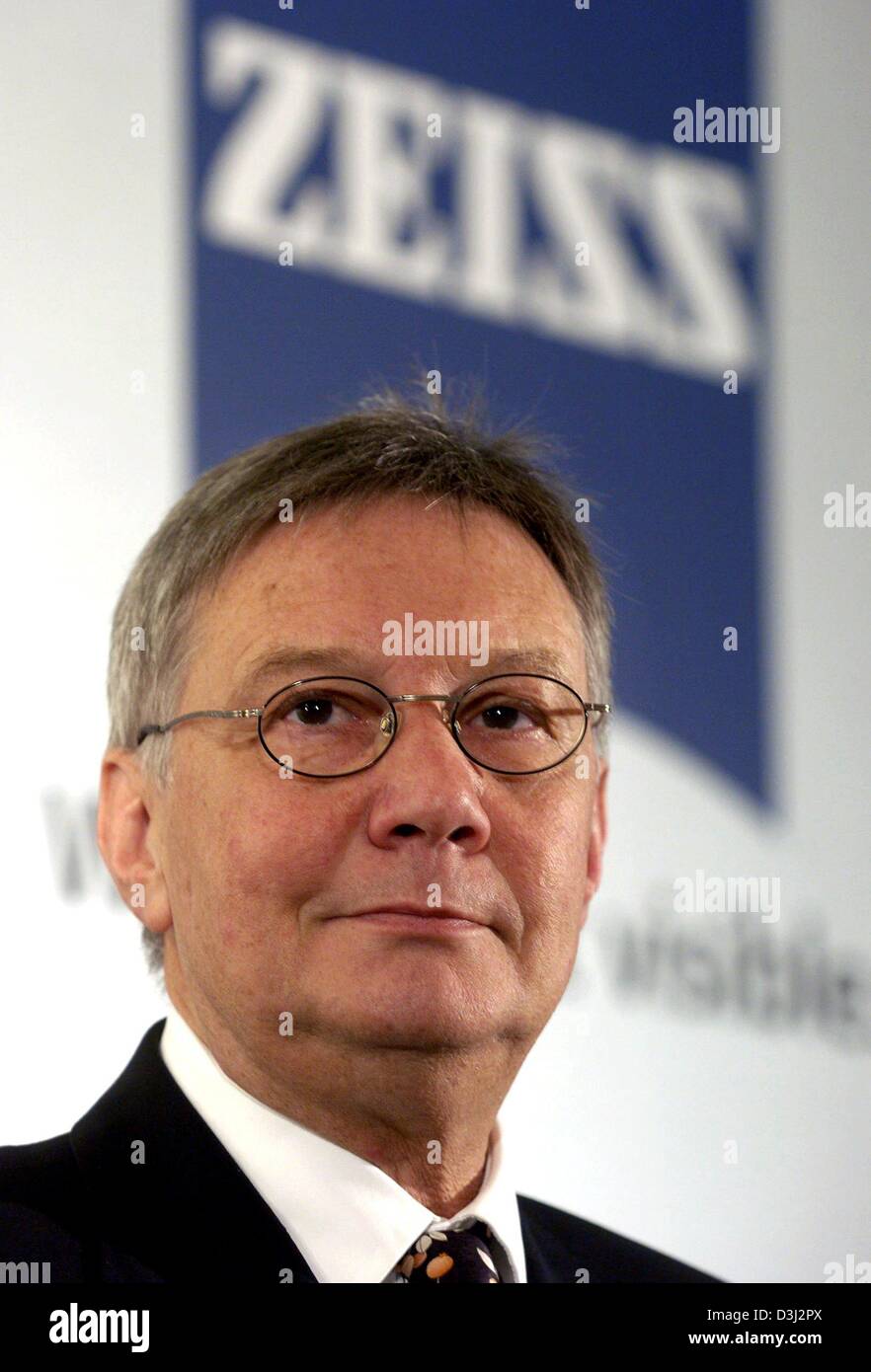 (Dpa) - Dieter Kurz, Vorstandsvorsitzender der Techonology Group Carl Zeiss steht vor dem Firmenlogo bei einer Bilanz-Pressekonferenz in Frankfurt am Main, Deutschland, 12. Februar 2004. Die Carl Zeiss Gruppe erzielte im Geschäftsjahr 2002/03 (30. September) Einnahmen in Höhe von 2,029 Milliarden Euro, ein Rückgang von rund zehn Prozent über dem bisherigen Rekordjahr (2,257 Milliarden Euro). Das Wachstum war ge Stockfoto