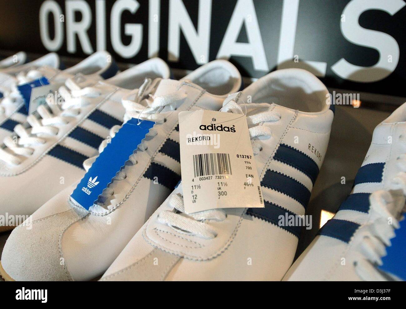 Dpa) - Adidas Originals Sneakers in einem Regal im Outlet Shop Sport stehen  Ausrüstung Hersteller Adidas in Herzogenaurach, Deutschland, 28. Januar  2004. Deutschen Sports Ausrüstung Unternehmen Adidas-Salomon berichtet 29.  Januar 2004, dass