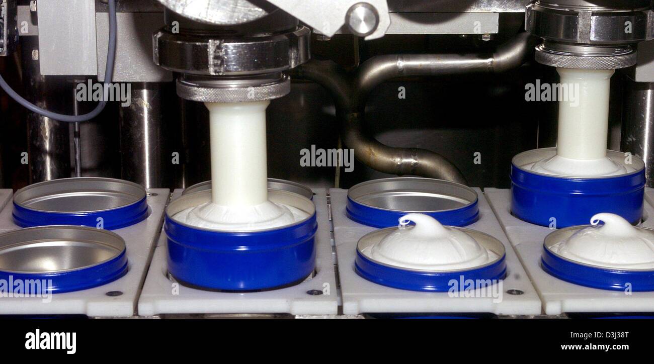 (Dpa) - die Produktion von Nivea Bodylotion in der Produktionsstätte von internationalen Konsumgüter Gruppe Beiersdorf in Hamburg, 15. Januar 2004. Der Name leitet sich vom lateinischen Wort "Pharmazie", Bedeutung "Snow white". Stockfoto