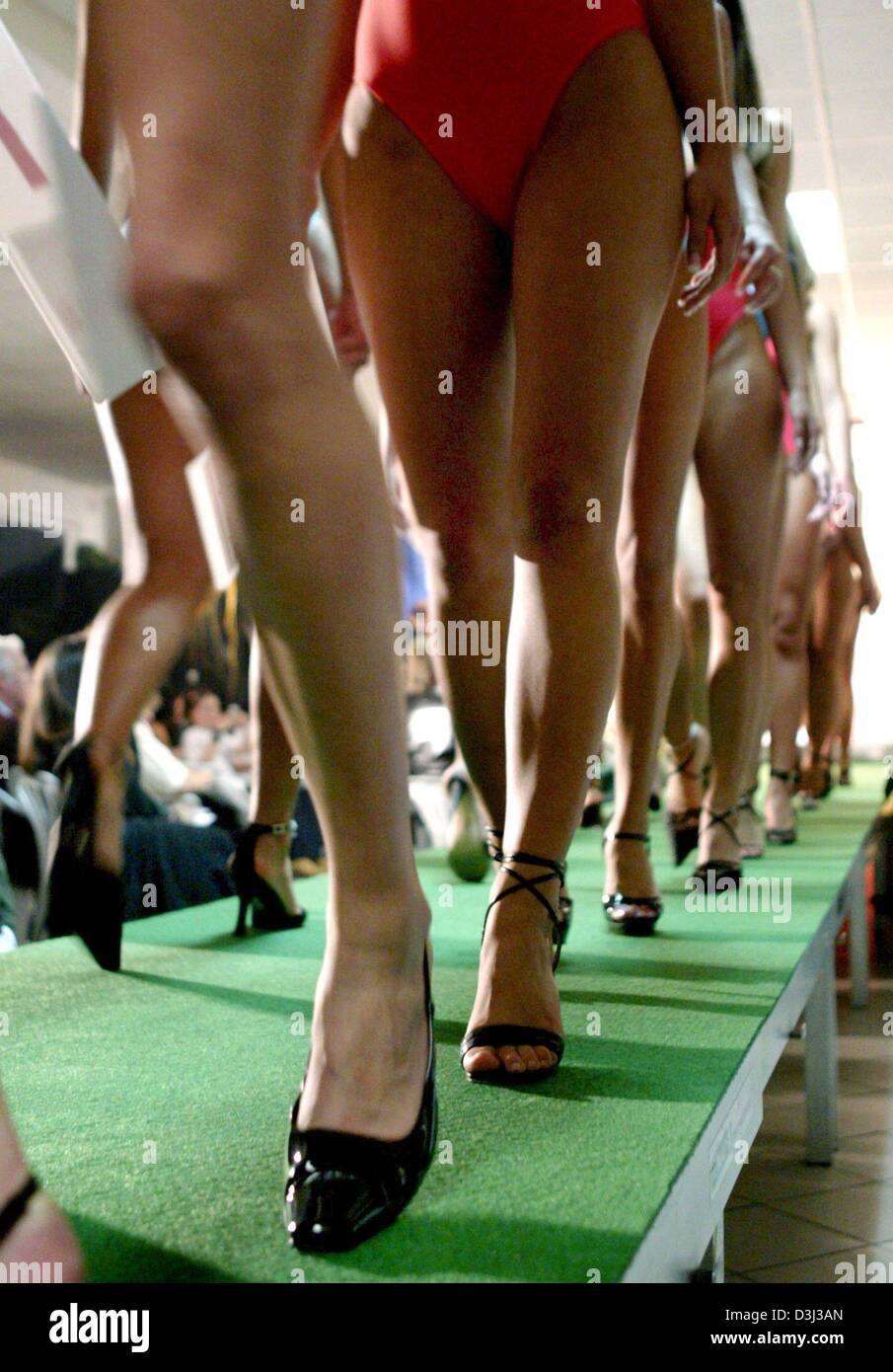 (Dpa) - die Kandidaten für den Titel Miss Westdeutschland zeigen ihre Beine in Gruenstadt, Westdeutschland, 10. Januar 2004. Der Miss Germany-Wettbewerb findet am 31. Januar statt. Stockfoto