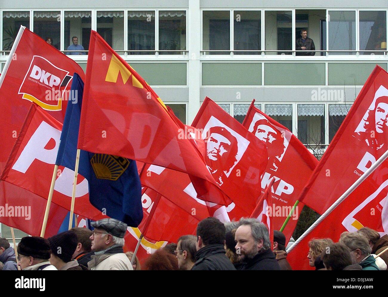(Dpa) - Demonstranten mit roten Fahnen der Post-kommunistischen Partei des demokratischen Sozialismus (PDS) entlang der Frankfurter Allee Straße des 85. Jahrestages der Ermordung der kommunistischen Partei Pioniere Rosa Luxemburg und Karl Liebknecht in Berlin, 11. Januar 2004. Luxemburg und Liebknecht wurden am 15. Januar 1919 von Soldaten getötet. Den jährlichen Tribut nach Luxemburg ein Stockfoto