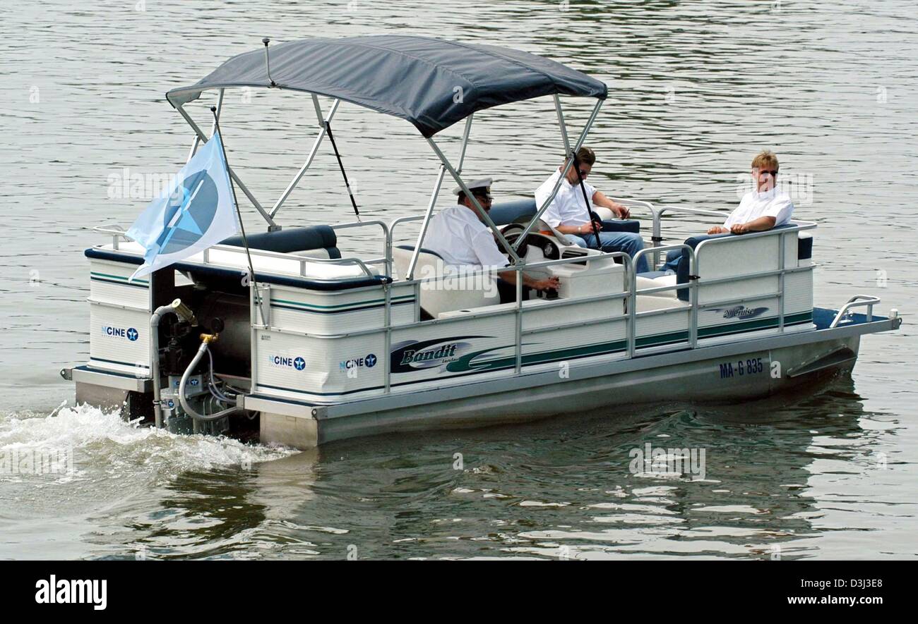 (Dpa-Dateien) - navigiert ein Stickstoff-gesteuerte Boot entlang der Donau in der Nähe von Deggendorf, Deutschland, 26. Juni 2003. Laut dem Erfinder ist der Stickstoff-Motor der erste seiner Art weltweit. Im Vergleich zu einem herkömmlichen Motor mit Benzin oder Diesel die Stickstoff-Netzteil braucht keine Verbrennung und ist daher frei von Schadstoffen. Der Stickstoff-Motor wandelt liquid nitro Stockfoto