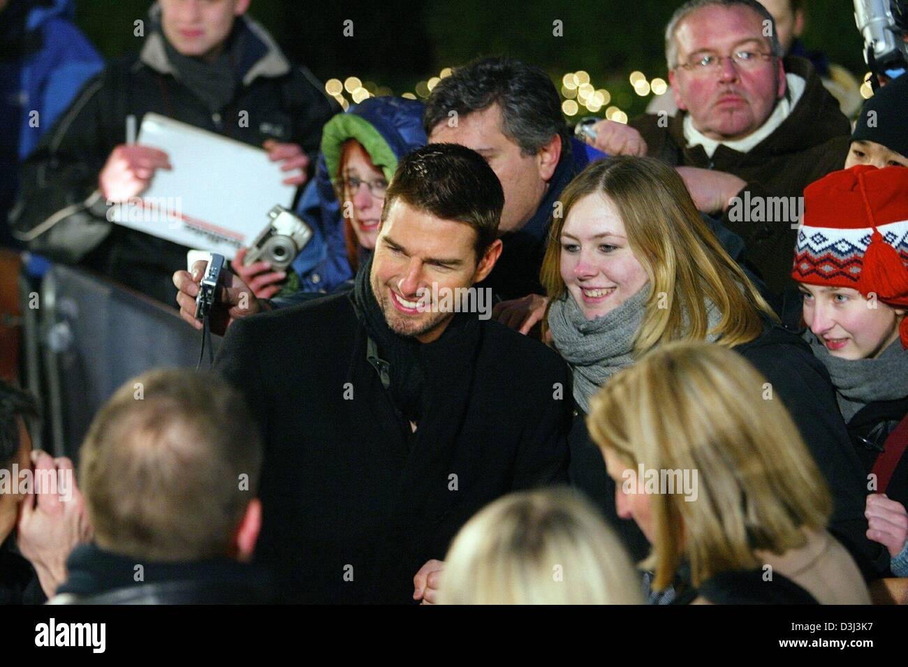 (Dpa) - Hollywood Sterne Tom Cruise (C) geduldig ist mit fotografiert-Fans vor der Europa-Premiere seines Films "Last Samurai" im Cinestar Kino in Berlin, 5. Januar 2004. Kreuzfahrt in der Film, der als ein Oscar-Anwärter gekippt wurde, spielt eine amerikanischen Bürgerkriegs-Veteran, der eingestellt wird, um die Kaiserliche Japanische Armee zu trainieren, aber er ist gefangen von den Samurai und schließlich Jo Stockfoto