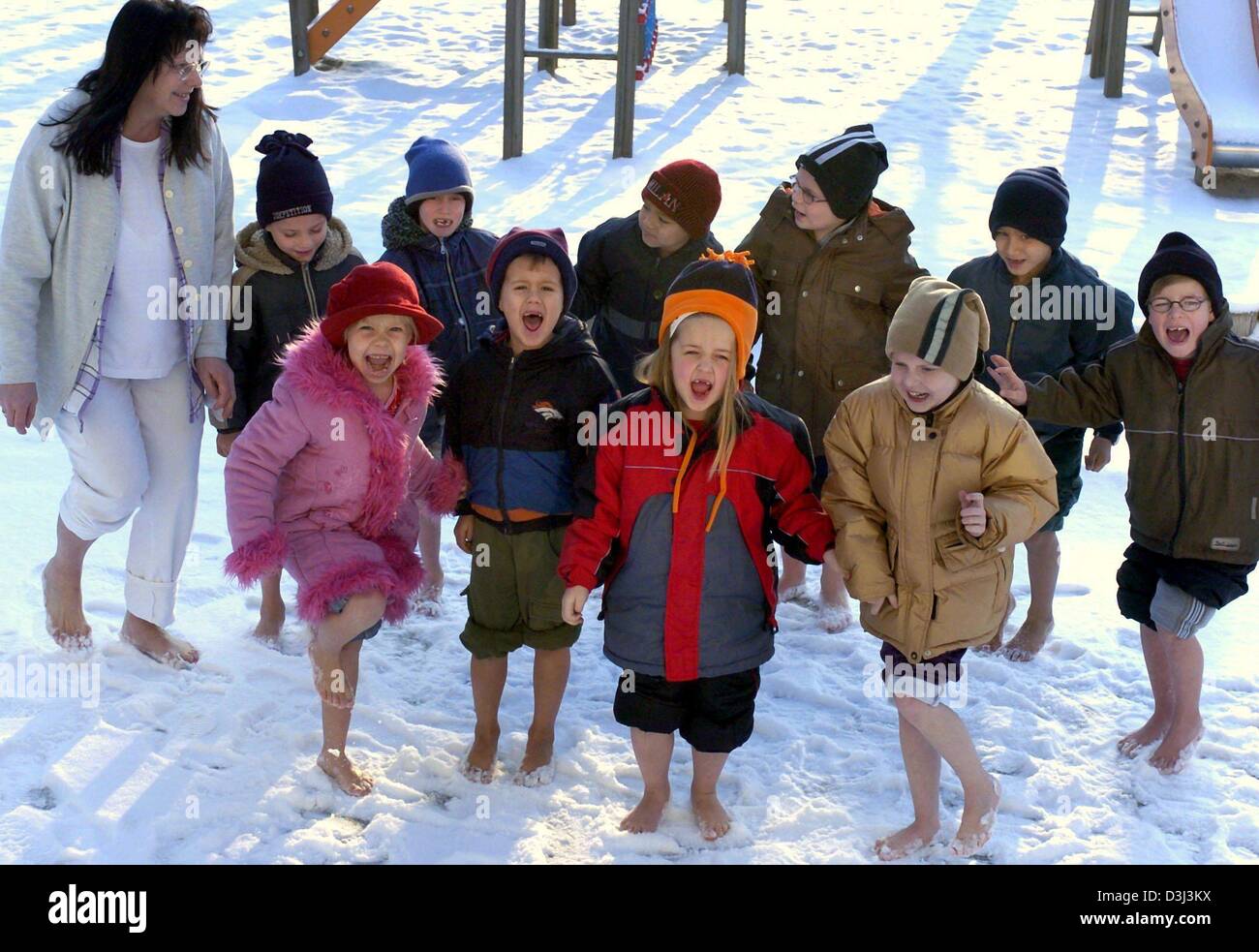 (Dpa) - scheinen der sechsjährigen gerne barfuß im Schnee, in einem Kneipp-Kindergarten in Eilenburg, Deutschland, 5. Januar 2004. Nach einer Minute des "Schneeschuhwandern" Aufwärmen der Kinder im Rahmen des Gesundheitsprogramms. Die Grundlage der Kneipp-Therapie ist in der Regel in kaltem Wasser, Fuß ist ein ideales Training für die Blutgefäße und Nerven der Haut. Die Kneipp misst die wir Stockfoto