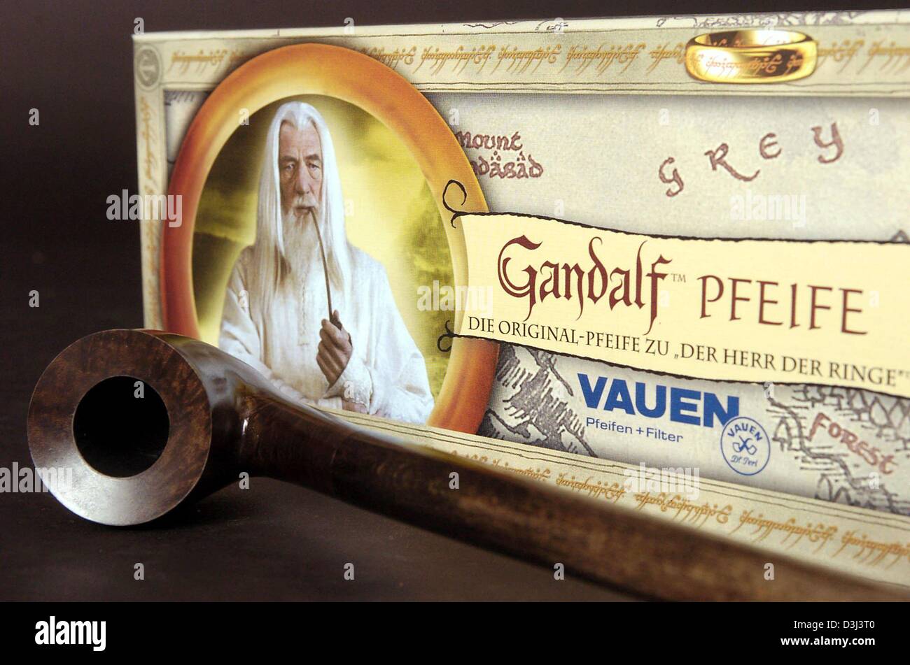 Dpa) - ein "Gandalf Herr der Ringe" Rohr liegt neben seiner Box an Vauen,  Hersteller von Tabakpfeifen, in Nürnberg, 17. Dezember 2003. Das Rohr ist  das Unternehmen neueste Kreation und wurde Releast
