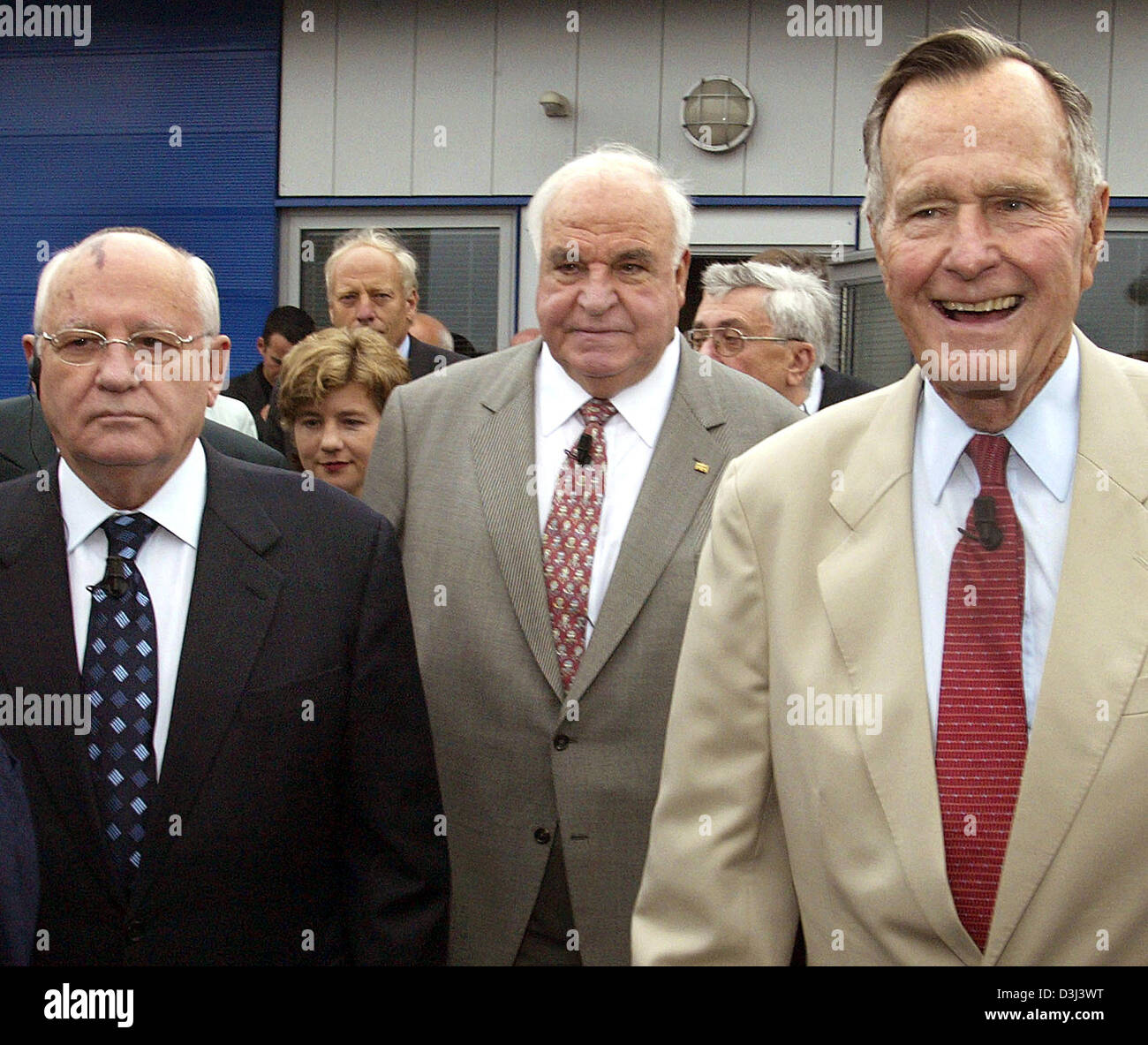 Former German chancellor Helmut Kohl (C), ehemalige Sowjetunion Präsident Michail Gorbatschow (L) und ehemalige U.S. President George Bush (R) kommen zu den "Point Alpha Preisverleihung" in der Zeit des Kalten Krieges US Army Beobachtungsposten "Point Alpha" an der Demarkationslinie zwischen Ost- und Westdeutschland nahe dem Dorf von Geisa, DDR 17. Juni 2005. Bush empfing der konstituierenden "Punkt Stockfoto