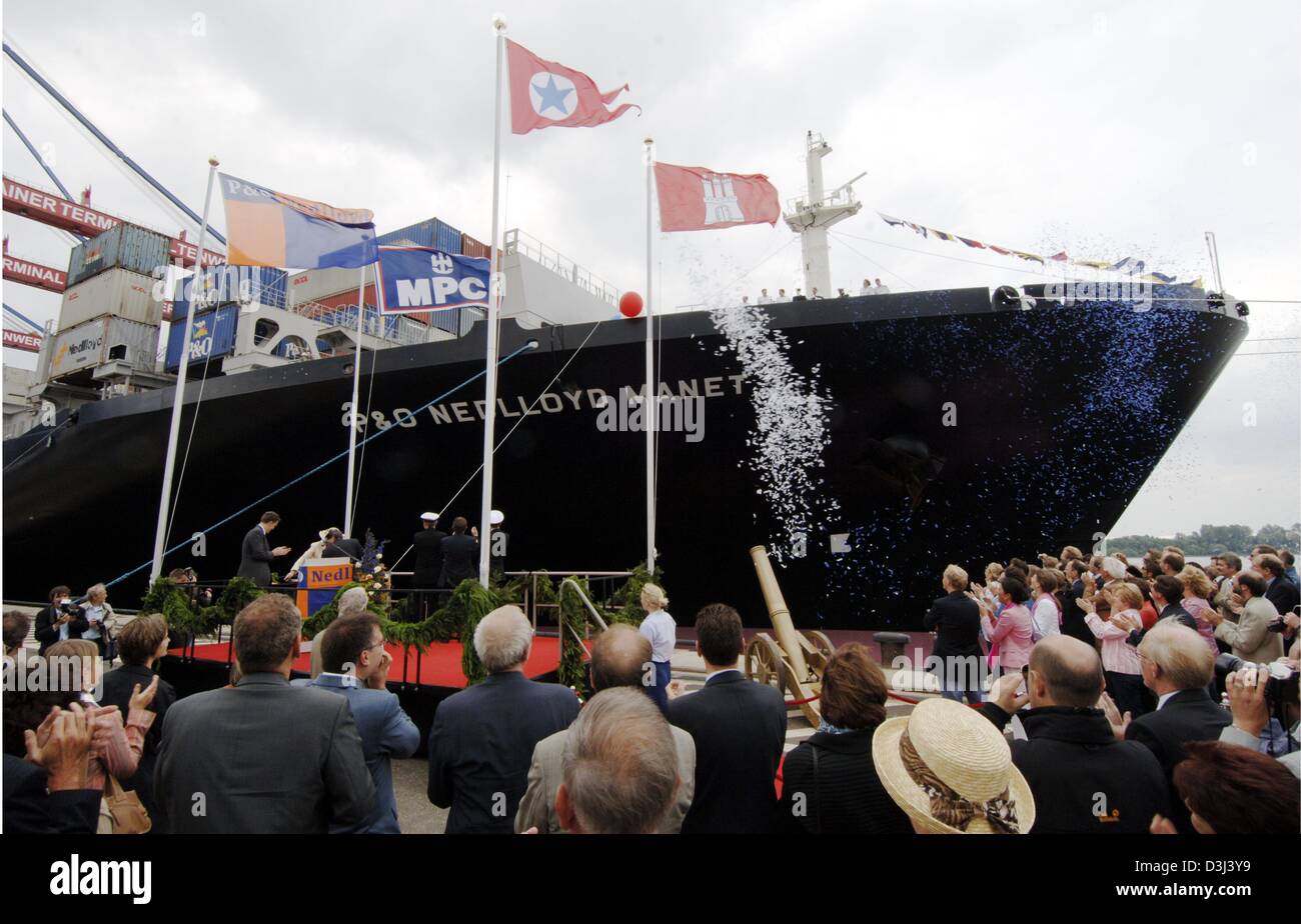 (Dpa) - viele Zuschauer verfolgt das Schiff ist das Containerschiff "P & O Nedlloyd Manet" in Hamburg, Deutschland, Freitag, 17. Juni 2005 Taufe. Das Schiff ist 335 m lang, 42,8 m breit und hat eine Kapazität von 8450 Standardcontainer (TEU). Daher gehört es zu der größte Ozeandampfer, als der Finanzierungsgesellschaft, die MPC Capital angegeben. P & O Nedlloyd, eines der führenden Versand-companie Stockfoto