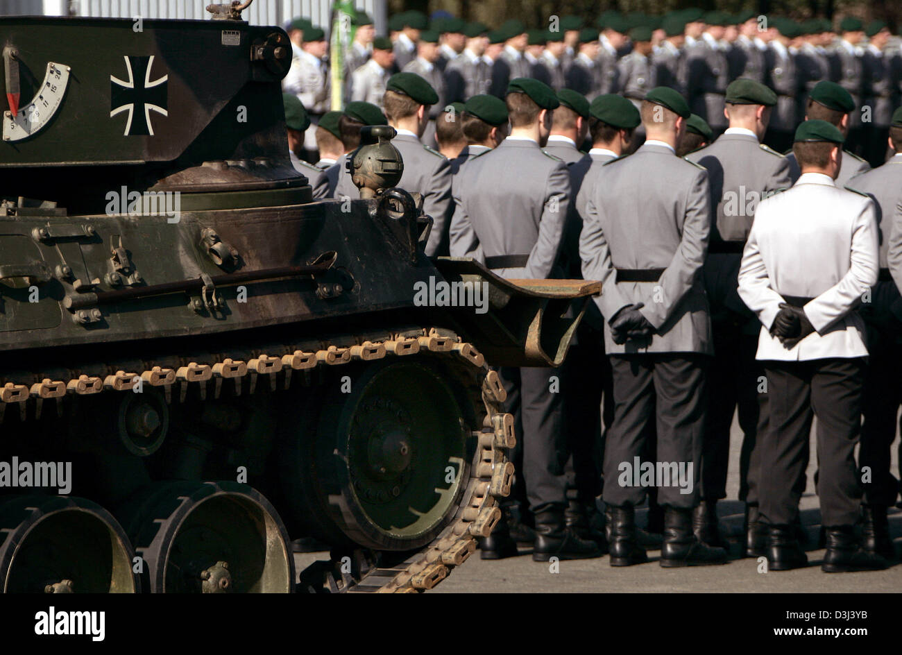 (Dpa-Datei) - deutsche Bundeswehr Soldaten Linie bis vor Panzer während der Übergabe des Kommandos an die Knuell Baracke in Schwarzenborn, Deutschland, 4. April 2005. Stockfoto