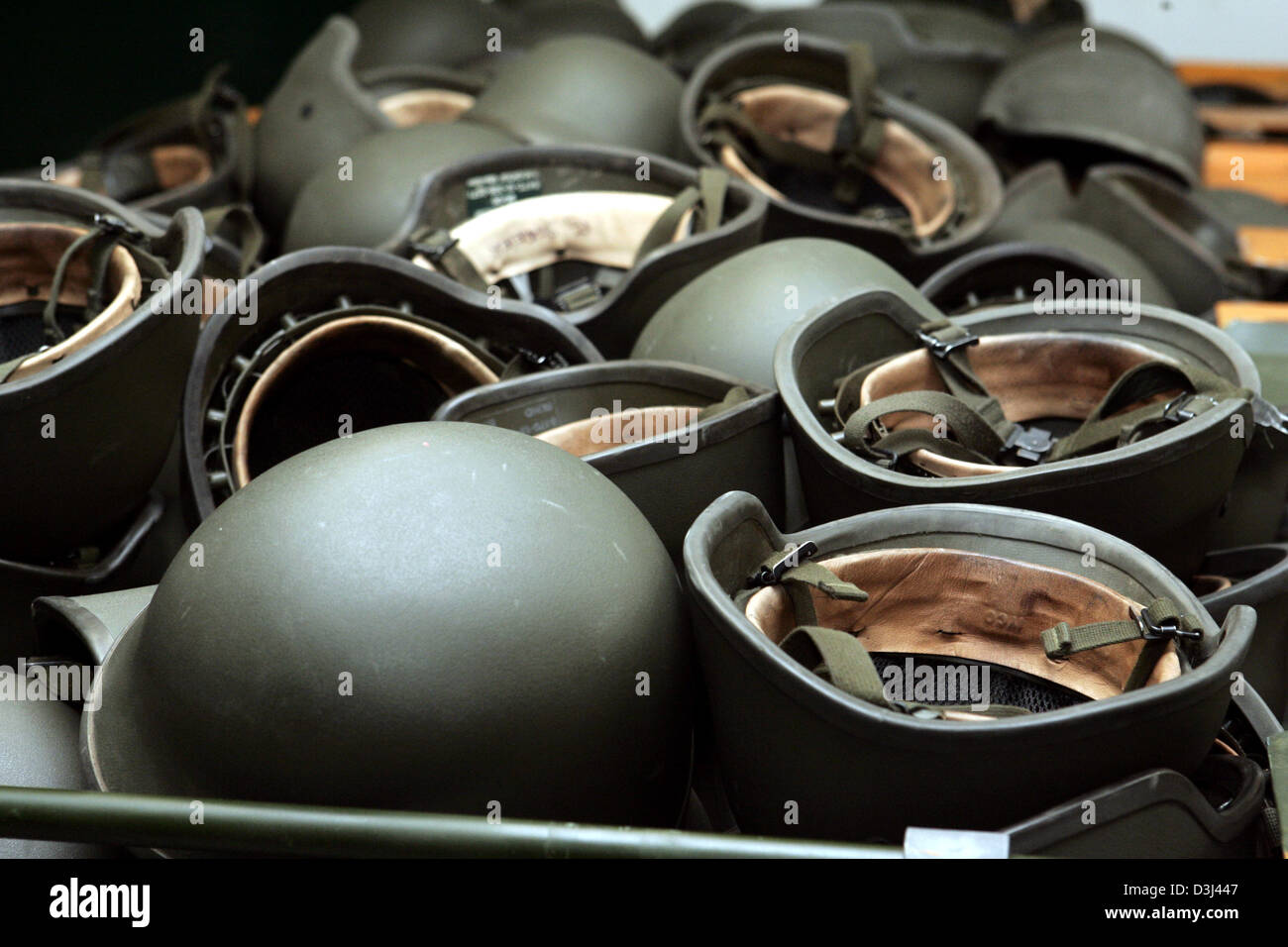 (Dpa) - Helme in verschiedenen Größen lag auf der hand für den Einbau in das Zeughaus für Sträflingen Wehrpflichtige abgebildet auf der Knuell-Kaserne in Schwarzenborn, Deutschland, 4. April 2005. Stockfoto