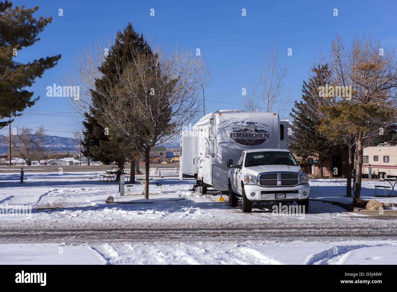 RV-Sattelkupplung Trailer und Dodge Truck Wintercamping in Schnee bedeckt RV Park, Utah, USA Stockfoto