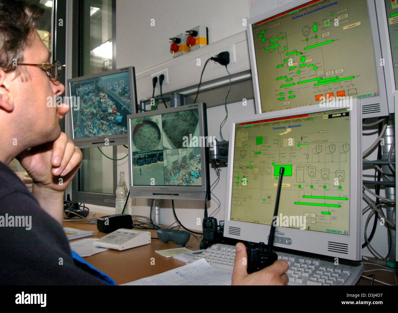 (Dpa) - ein Mitarbeiter sitzt vor Computer-Bildschirmen in den Kontrollraum des neuen Abfallbehandlungsanlage in Berlin, 1. Juni 2005. Die Anlage, die Hausmüll in alternative wärmedämmtechnisch Brennstoff recycelt, ist das Ergebnis eines gemeinsamen Projekts zwischen der Berliner City Hygiene Unternehmen und ALBA AG. Europas modernste Müll-recycling-Anlage wird voraussichtlich 160.000 Tonnen d verarbeiten Stockfoto