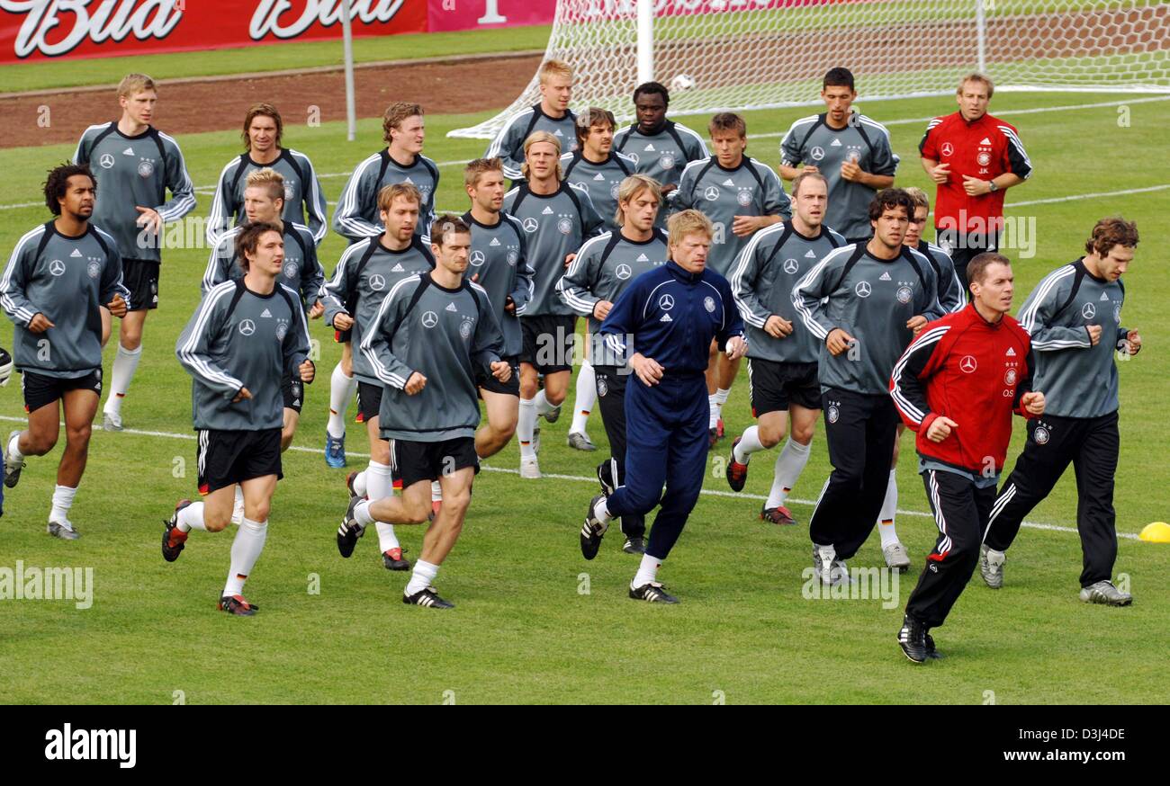 Dpa) - laufen die Spieler der deutschen Fußball-Nationalmannschaft in einer  Gruppe auf dem Spielfeld während ihrer Übungen-Sessions im Fußballstadion  in Frankfurt, Deutschland, Sonntag, 12. Juni 2005. Nach einem zweiwöchigen  dauerhafte Training und