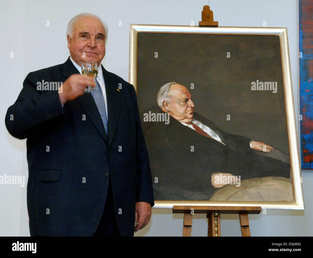 (Dpa) - bei einem Glas Wein, die ehemalige deutsche Bundeskanzler Helmut Kohl vor einem Porträt von sich selbst in das Abgeordnetenhaus in Berlin, Donnerstag, 9. Juni 2005 steht. Kohl, zum Ehrenbürger der Hauptstadt gemalt wurde, hatte den Künstler Lutz Friedel, sein Ebenbild zu tun gewählt. Stockfoto