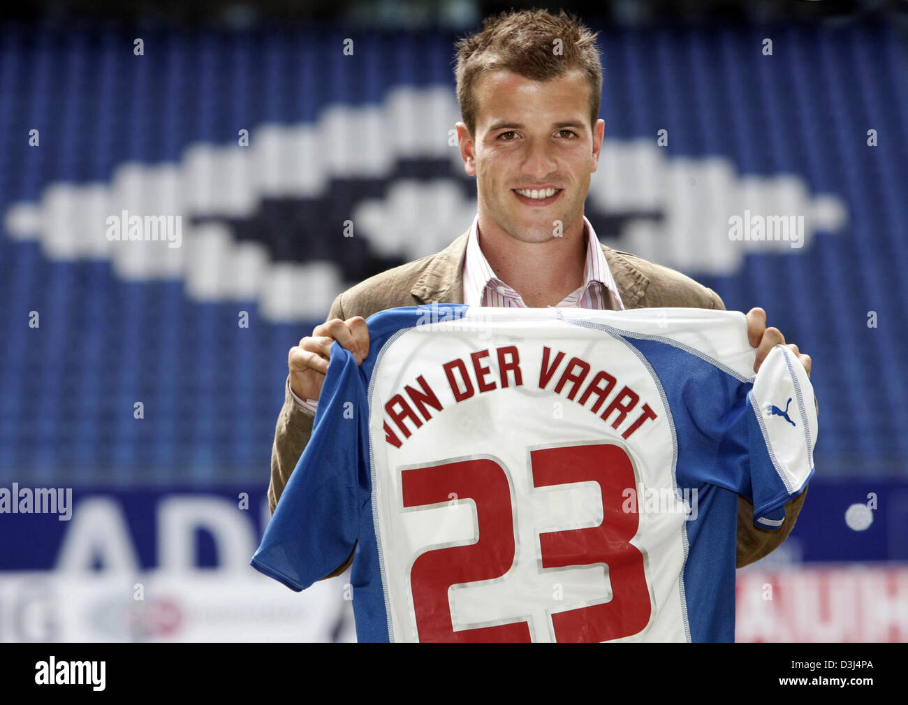 (Dpa) - niederländische Mittelfeldspieler Rafael van der Vaart lächelt als er anwesend sein neues Trikot an die AOL Arena in Hamburg, Deutschland, Dienstag, 7. Juni 2005. Van der Vaart, die Fußball Bundesligisten Hamburger SV (HSV) als Mittelfeldspieler vor kurzem beigetreten sind, wird in der kommenden Bundesliga-Saison für den HSV spielen. Stockfoto