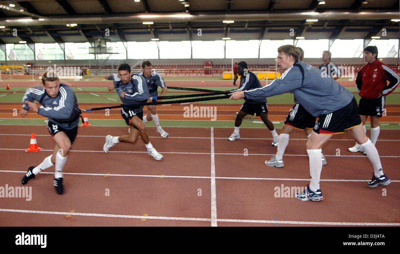 Deutsche Nationalspieler Lukas Podolski, Kevin Kuranyi, Jens Lehmann, Gerald Asamoah und Per Mertesacker (L-R) sind in Aktion während einer Übung in Düsseldorf, Montag, 6. Juni 2005. Deutschlands Fußball-Nationalmannschaft spielt am Mittwoch, 08 Juni ein Testspiel gegen Russland in Mönchengladbach. Stockfoto