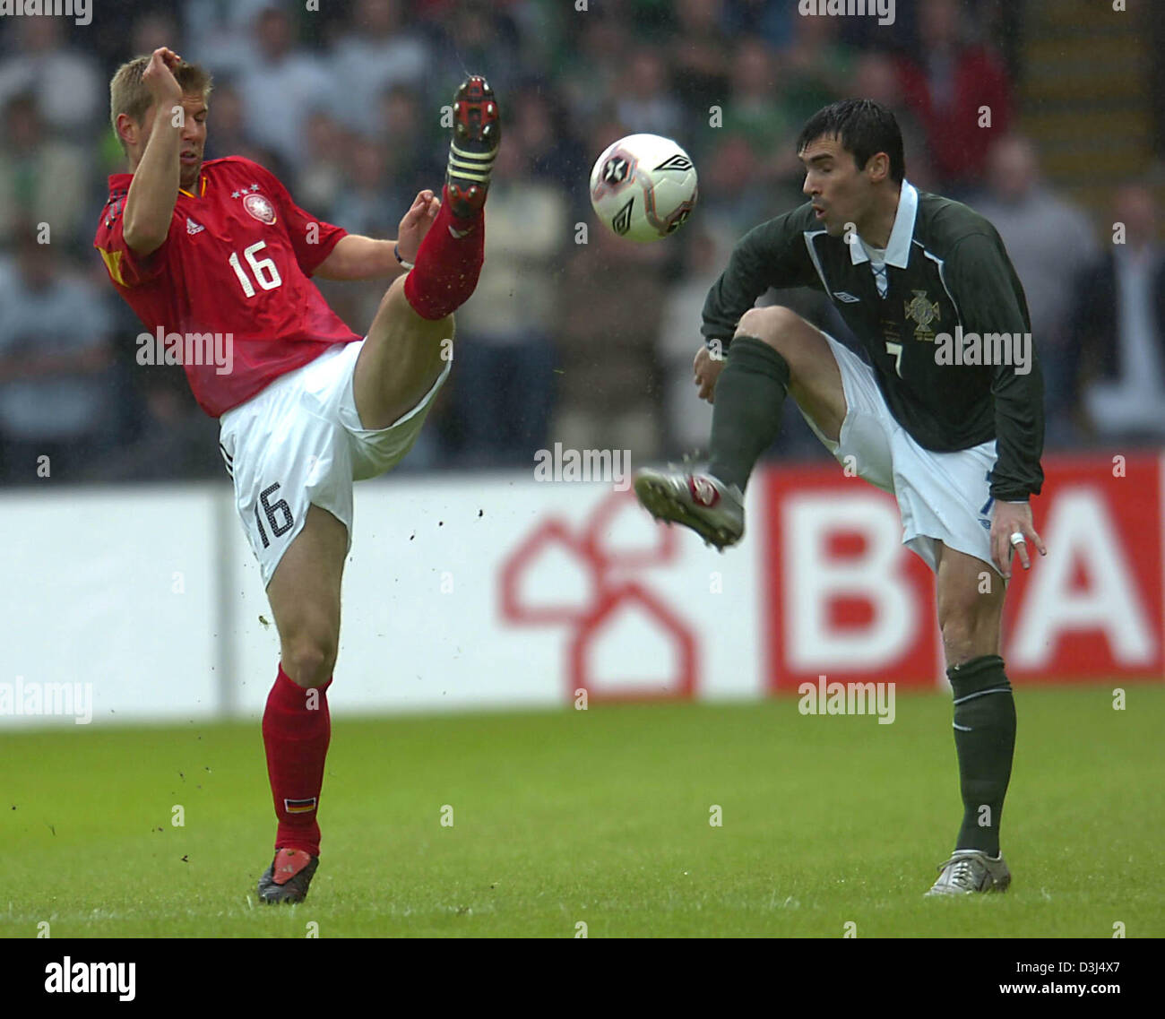 (Dpa) - der deutsche Nationalspieler Thomas Hitzlsperger (L) wetteifert um den Ball mit nördlichen irischen Keith Gillespie im Windsor Park Stadion in Belfast, Großbritannien, Samstag, 4. Juni 2005. Stockfoto