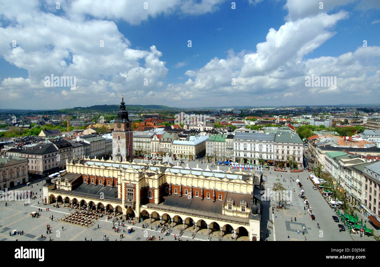 (Dpa) - Blick auf den Tuchhallen und der Turm des Rathauses (F) auf dem Marktplatz (Rynek) in der Altstadt vom Turm der Marienkirche in Krakau, Polen, 8. Mai 2005 abgebildet. Gleichzeitig ist die Residenz der polnischen Könige, dem Wawel heute den schönsten und wichtige Burg Bau von Polen. Krakau, Hauptstadt der Wojewodschaft Malopolska Region befindet sich mit 750. Stockfoto