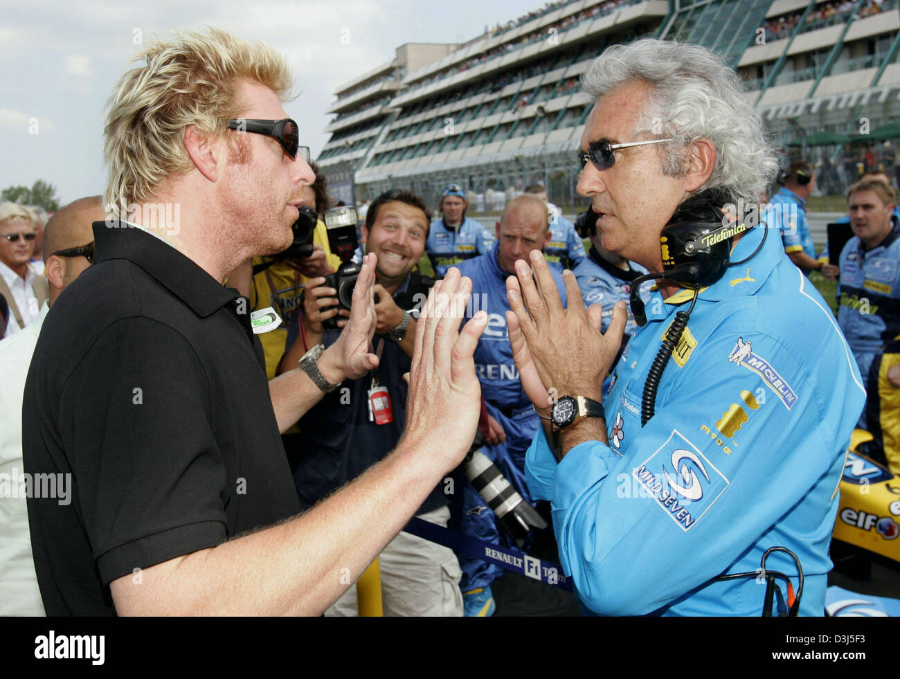 (Dpa) - ehemaliger Tennis Spieler Deutsch Boris Becker (L) und Renault Team wichtigsten italienischen Flavio Briatore treffen vor dem Start des Europäischen Grand Prix auf der Rennstrecke "Nürburgring" in Nuerburg, Deutschland, Sonntag, 29. Mai 2005. Stockfoto