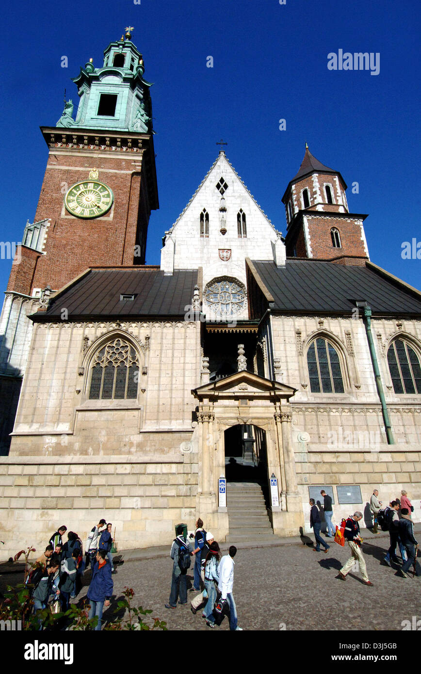 (Dpa) - Touristen stehen vor der Kathedrale in der Wawel Krakau, Polen, 29. Mai 2005. Der ehemalige Wohnsitz des polnischen Königs Wawel ist jetzt einer der am meisten prachtvolle und wichtige Palast Ensembles in Polen. Mit seinen 750.000 Einwohnern die Hauptstadt der Woiwodschaft liegt Malopolska in Wisla-Tal. Die Wisla fließt durch die vollständig erhaltene historische Zentrum whi Stockfoto