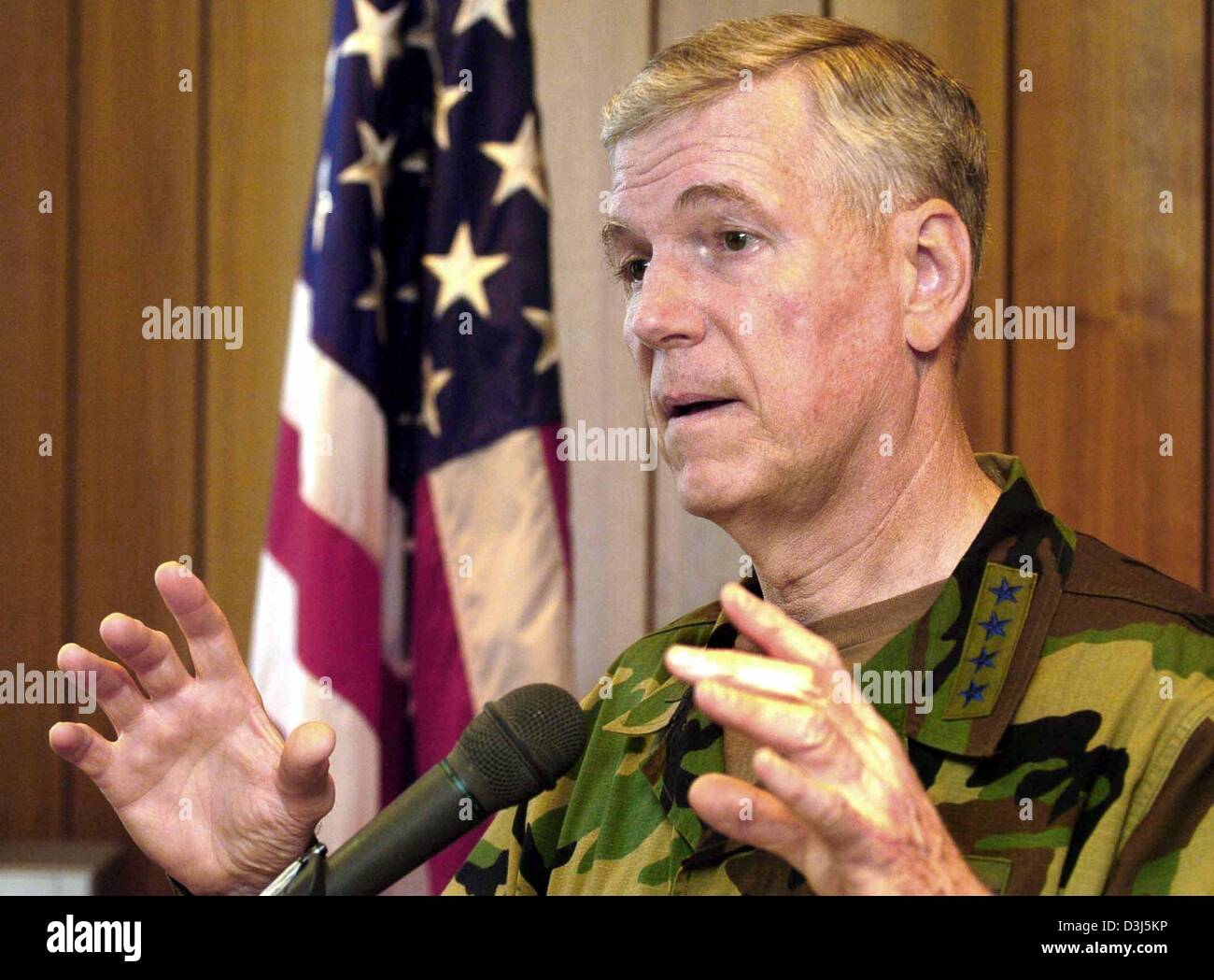 (Dpa) - US Vorsitzender der Joint Chiefs Of Staff General Richard Myers Adressen Journalisten während seines Besuches in der US-Air Base in Wiesbaden-Erbenheim, Deutschland, am Montag, 7. Juni 2004. Myers kein Datum belegen, wenn die USA ihre Truppen aus dem Irak zurückziehen wird. Auch gäbe es keine Entscheidung doch ob US militärische Einheiten aus Deutschland zurückgezogen werden würde, sagte Myers. Stockfoto