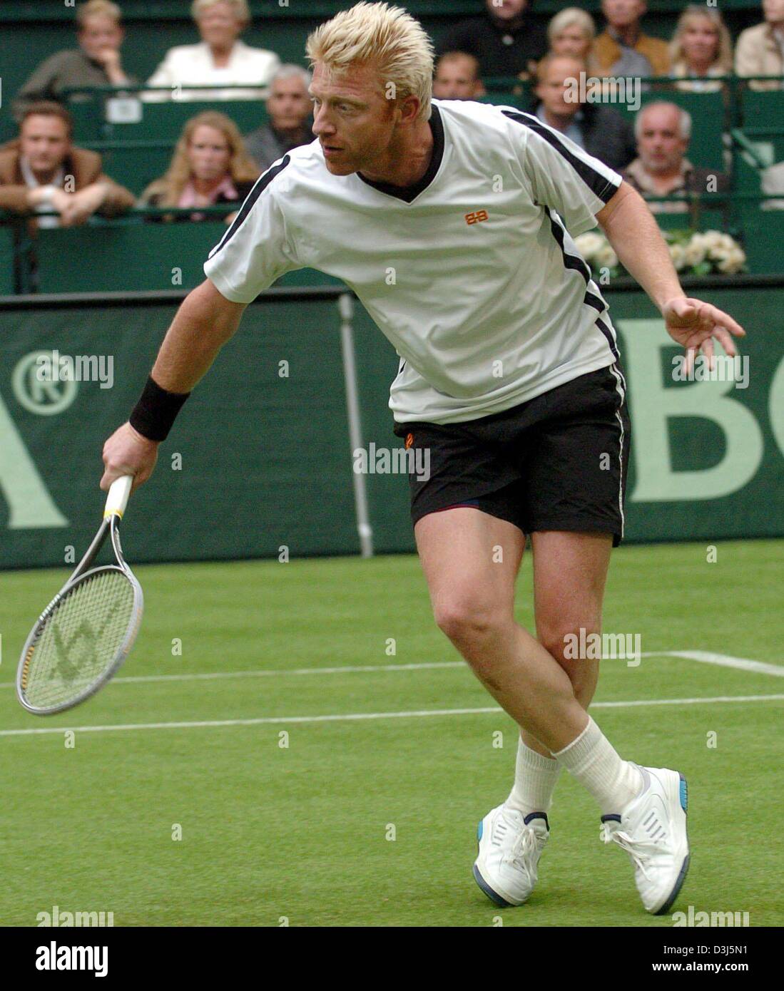 (Dpa) - ehemalige deutsche Tennisprofi Boris Becker eine Rückhand spielt während der Show-match gegen Mats Wilander, das ATP-Tennisturnier in Halle, Deutschland, 4. Juni 2004 öffnet. Stockfoto