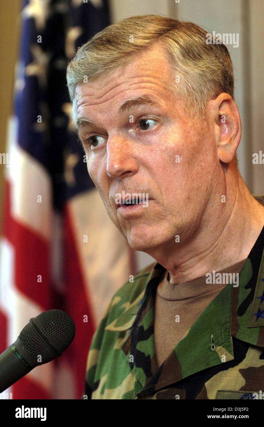(Dpa) - US Vorsitzender der Joint Chiefs Of Staff General Richard Myers Adressen Journalisten während seines Besuches in der US-Air Base in Wiesbaden-Erbenheim, Deutschland, am Montag, 7. Juni 2004. Myers kein Datum belegen, wenn die USA ihre Truppen aus dem Irak zurückziehen wird. Auch gäbe es keine Entscheidung doch ob US militärische Einheiten aus Deutschland zurückgezogen werden würde, sagte Myers. Stockfoto