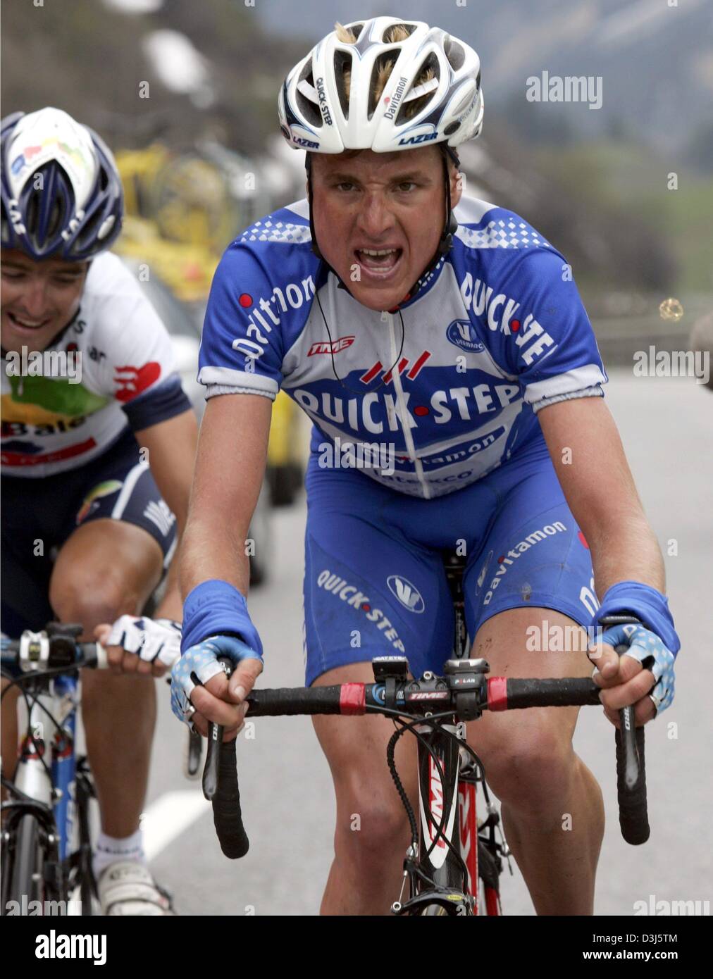 (Dpa) - Fahrten deutscher Radrennfahrer Patrik Sinkewitz (Team Quickstep Davitamon) während der dritten Stufe des Kreislaufs der Deutschland-Tour-Rennen in Sankt Anton am Arlberg, Österreich, 2. Juni 2004. Sinkewitz (Team Quickstep Davitamon) gewann die 166,6 km langen Etappe von Wangen Im Allgäu, Deutschland, nach Sankt Anton am Arlberg und behauptete das gelbe Trikot des Gesamtführenden. Stockfoto