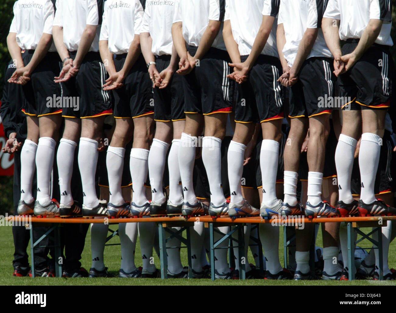 (Dpa) - stehen die Spieler der deutschen Fußball-Nationalmannschaft zusammen für ein Gruppenbild in Winden, Deutschland, 28. Mai 2004. Das deutsche Team bereit für die Europameisterschaft 2004 in Portugal. Stockfoto