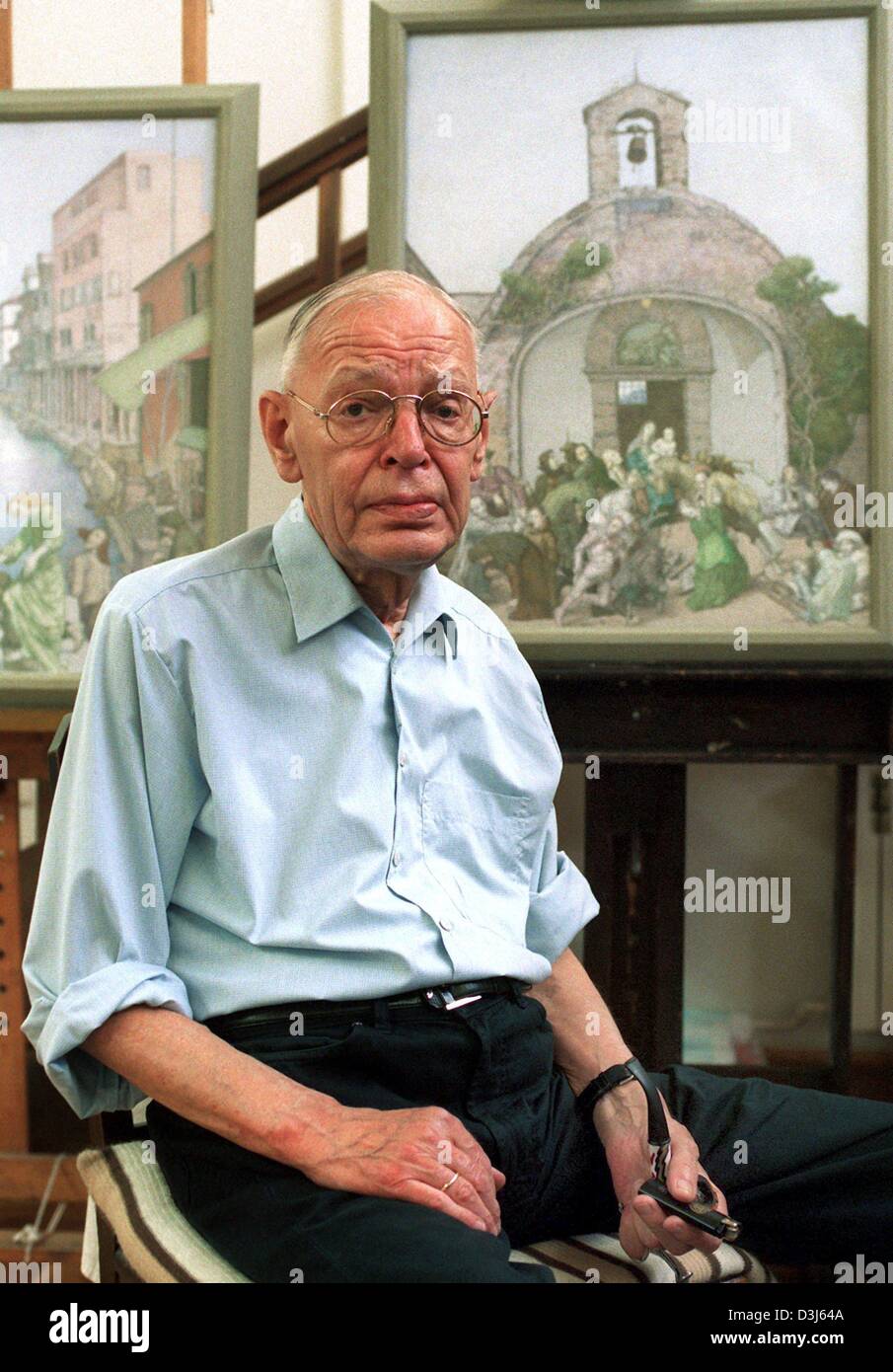 (Dpa-Dateien) - deutscher Maler Werner Tuebke sitzt vor seiner neuesten Gemälde in Öl in seinem Studio in Leipzig, Deutschland, 6. Juli 1999. Tuebke letzten Weg im Alter von 74 Jahren nach schwerer Krankheit schlecht am Donnerstagabend 27. Mai 2004. Er war der Gründer der sogenannten Leipziger Schule der Malerei und war in ganz Europa bekannt für seine beträchtlichen Lebenswerk. Stockfoto