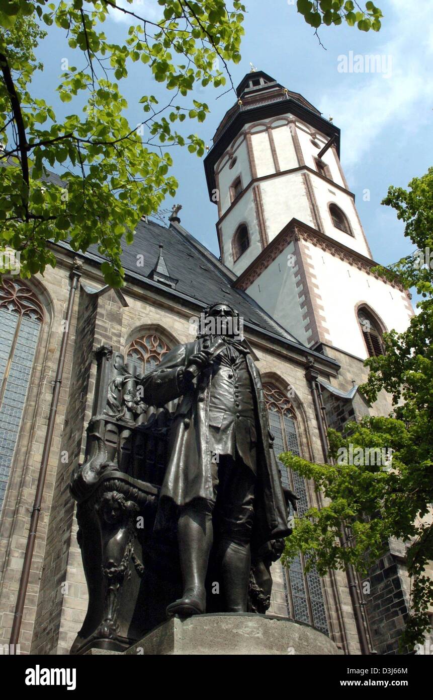(Dpa) - steht die Statue des deutschen Komponisten Johann Sebastian Bach vor St. Thomaskirche in Leipzig, Ostdeutschland, 11. Mai 2004. Die Statue wurde im Jahre 1908 von Carl Seffner erstellt. Bach, geboren am 21. März 1685 in der Ortschaft Eisenach zu einer musikalischen Familie, ernannt im Jahre 1723 als Kantor an St. Thomas, wo er bis zu seinem Tod am 28. Juli 1750 bliebe. Heute ist Bach Stockfoto