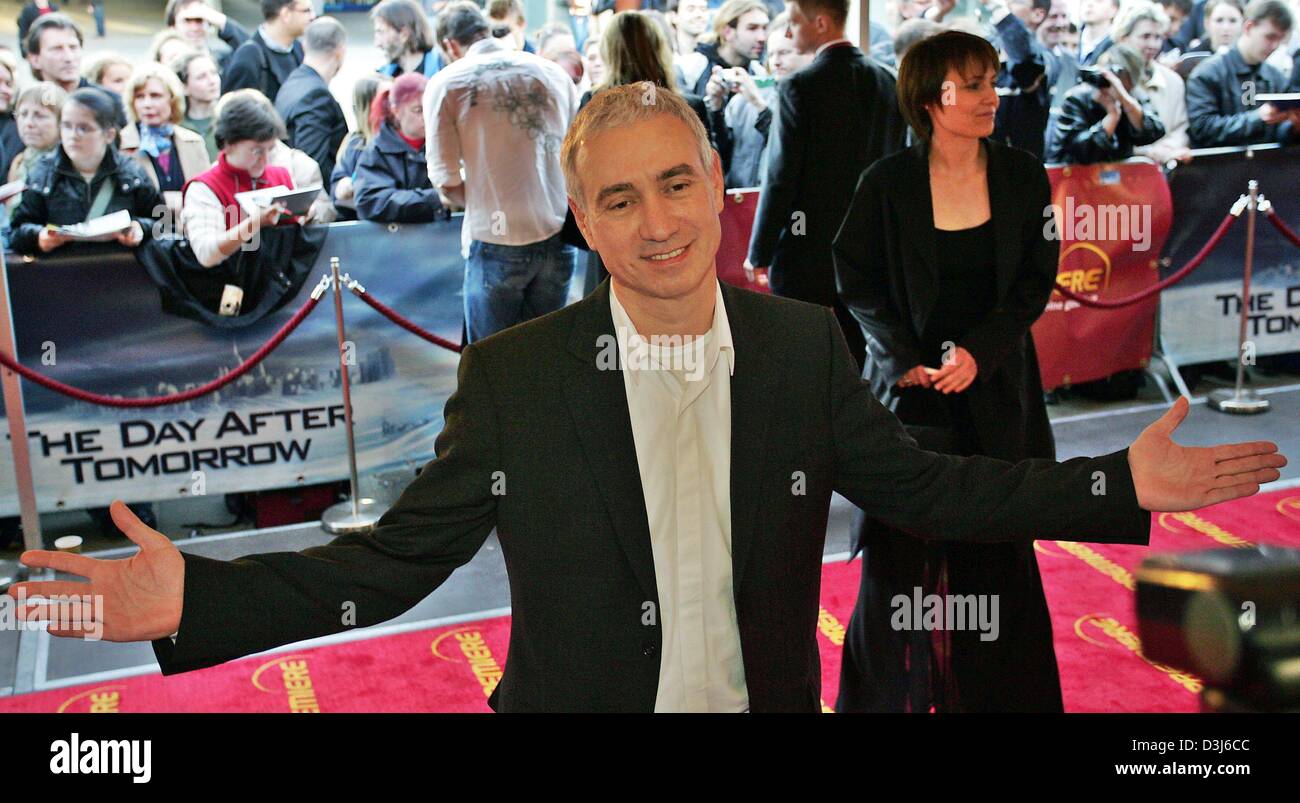 (Dpa) - deutsche Hollywood-Regisseur Roland Emmerich vor dem Kino Kosmos in Berlin, 21. Mai 2004 Gesten. Emmerichs neueste Film, "The Day After Tomorrow", feierte seine Weltpremiere in Berlin. Die Handlung des Films dreht sich um eine Veränderung des Weltklimas und einer daraus resultierenden Eiszeit. Stockfoto