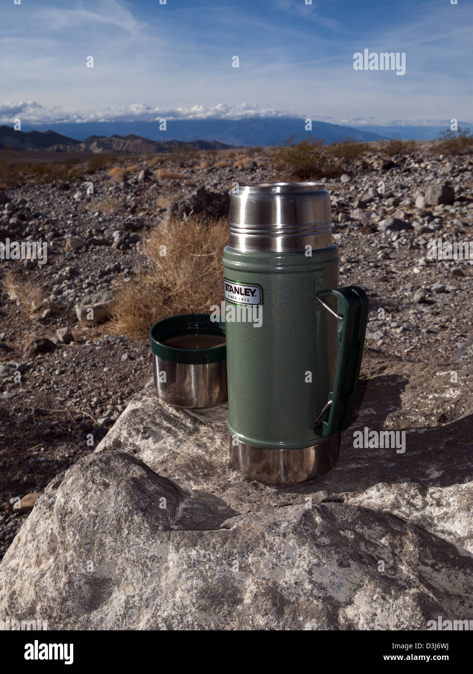 Thermoskanne und Kaffee auf einem Felsen im Death Valley Kalifornien USA Stockfoto