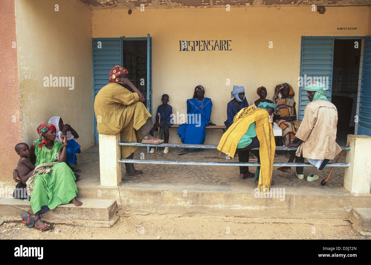 Menschen, die vor einer Apotheke in einem ländlichen Krankenhaus warten. Kaya, Burkina Faso Stockfoto
