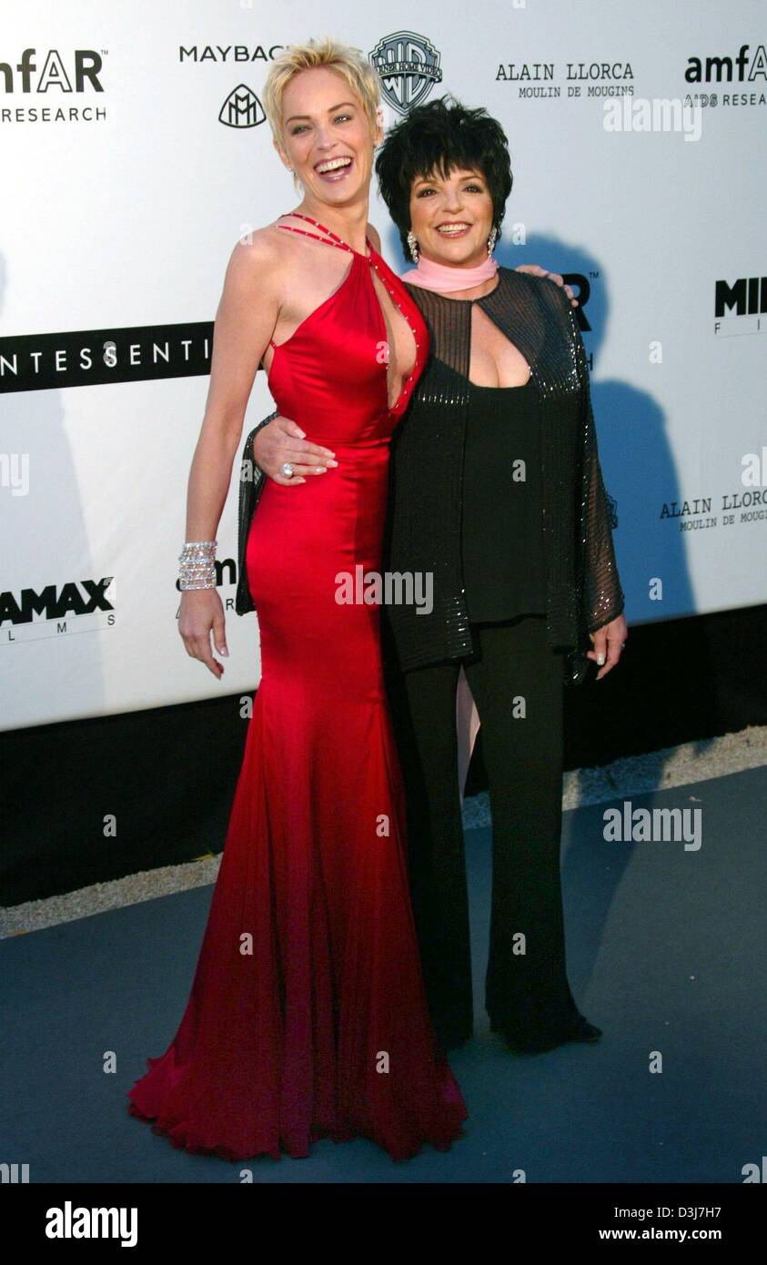 (Dpa) - US-Schauspielerin und musical star Liza Minnelli und US-Schauspielerin Sharon Stone zusammen stellen und Lächeln bei ihrer Ankunft bei der AmfAR-Kino gegen AIDS 2004 Benefiz-Gala im Restaurant Moulin de Mougins bei Cannes, Frankreich, 20. Mai 2004. Stockfoto