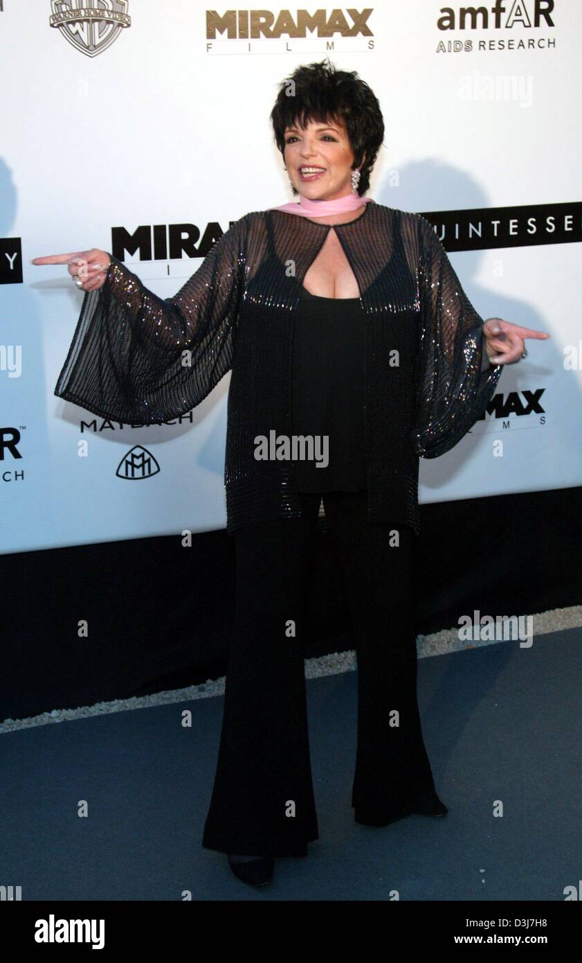 (Dpa) - US-Schauspielerin und Musical star Liza Minnelli lächelt bei ihrer Ankunft bei der AmfAR-Kino gegen AIDS 2004 Benefiz-Gala im Restaurant Moulin de Mougins bei Cannes, Frankreich, 20. Mai 2004. Stockfoto