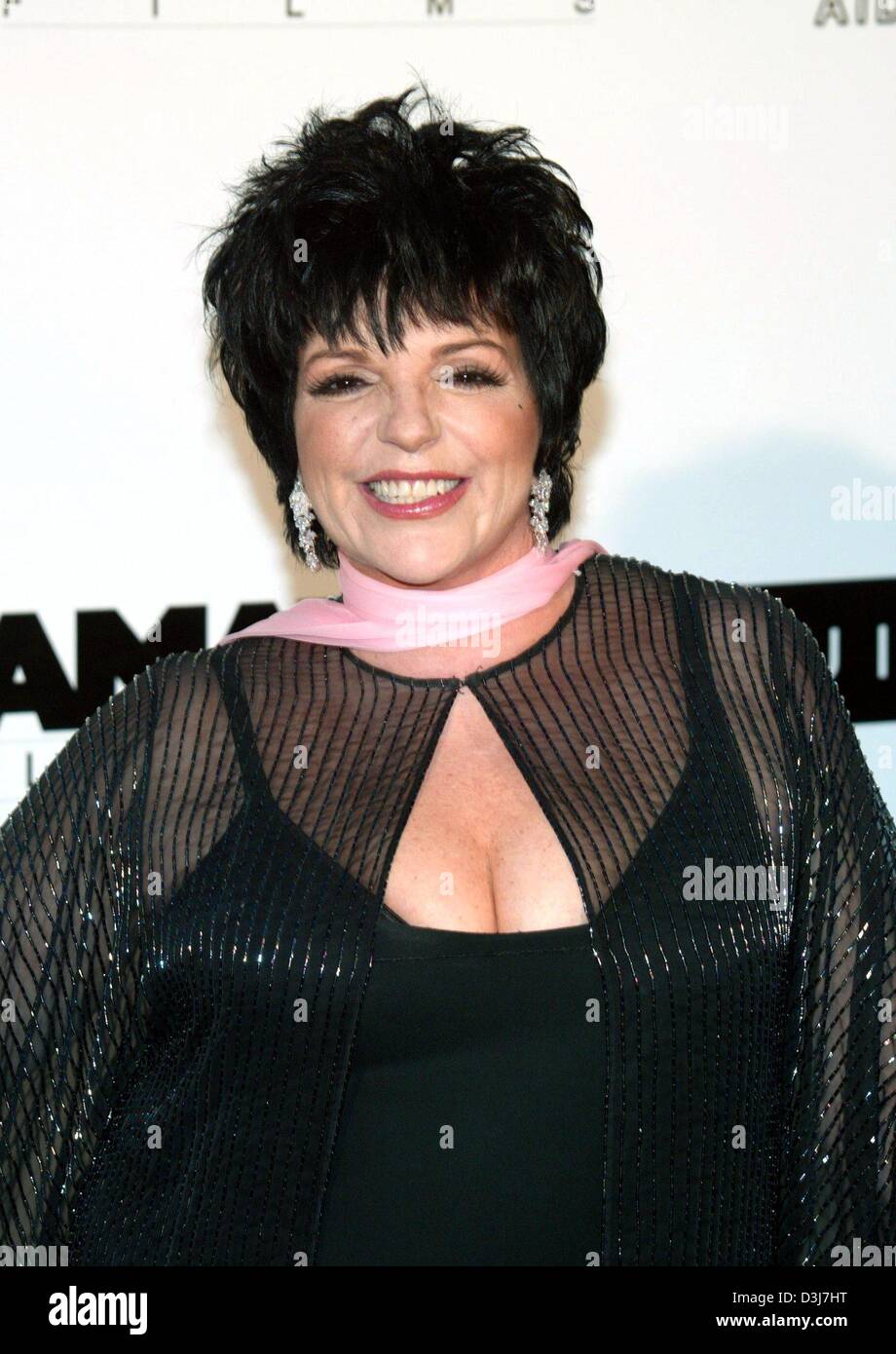 (Dpa) - US-Schauspielerin und Musical star Liza Minnelli lächelt bei ihrer Ankunft bei der AmfAR-Kino gegen AIDS 2004 Benefiz-Gala im Restaurant Moulin de Mougins bei Cannes, Frankreich, 20. Mai 2004. Stockfoto