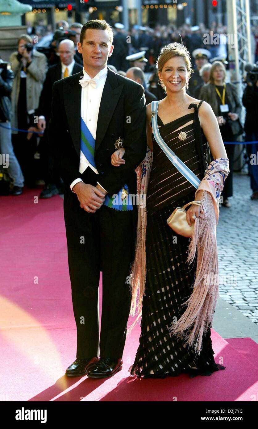 (Dpa) - am Vorabend der Hochzeit von Kronprinz Frederik von Dänemark und Mary Donaldson, Infantin Cristina von Spanien und ihr Ehemann Inaki Urdangarin kommen für eine Gala am Königlichen Theater in Kopenhagen, 13. Mai 2004. Stockfoto