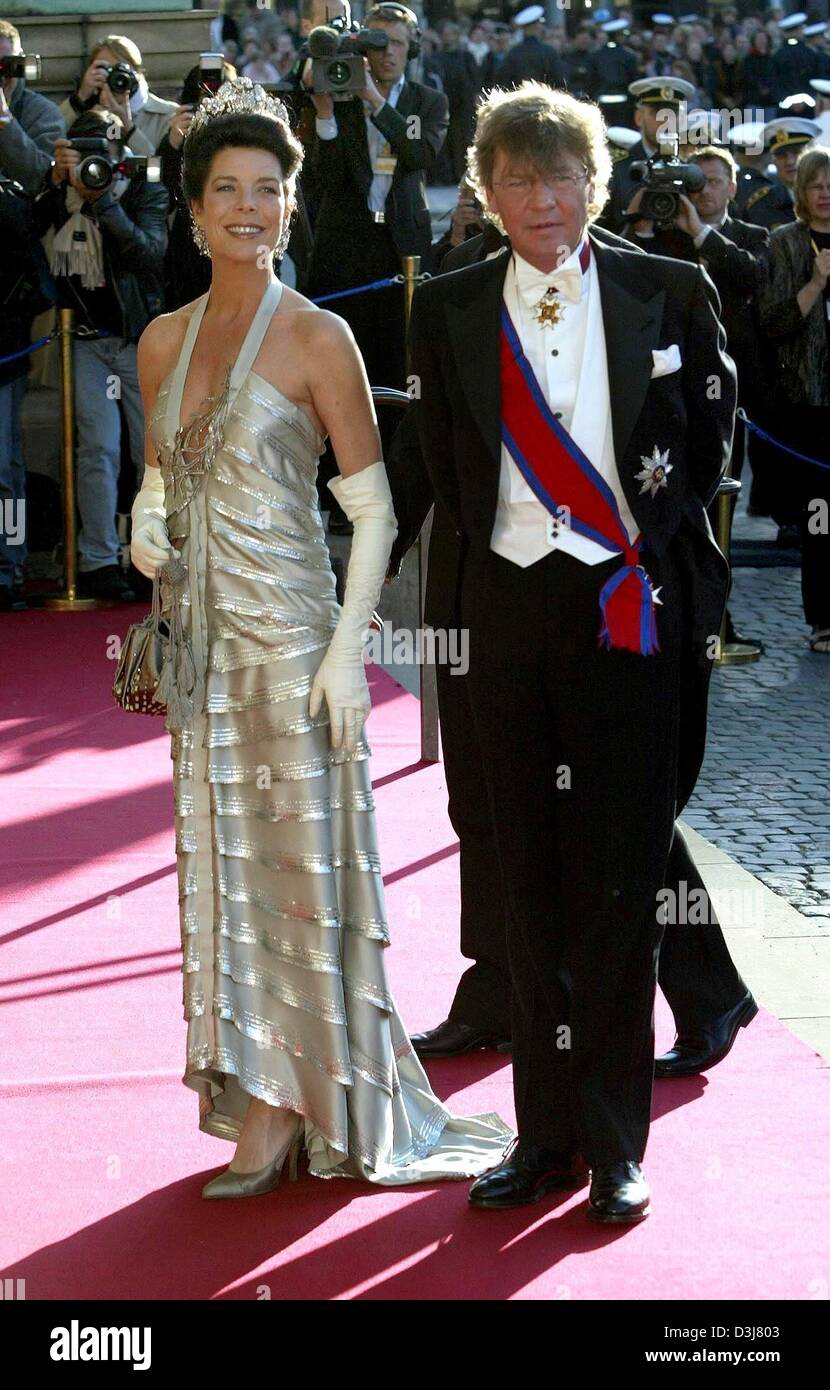 (Dpa) - am Vorabend der Hochzeit von Kronprinz Frederik von Dänemark und Mary Donaldson, Prinzessin Caroline und Prinz Ernst August von Hannover kommen für eine Gala am Königlichen Theater in Kopenhagen, 13. Mai 2004. Stockfoto