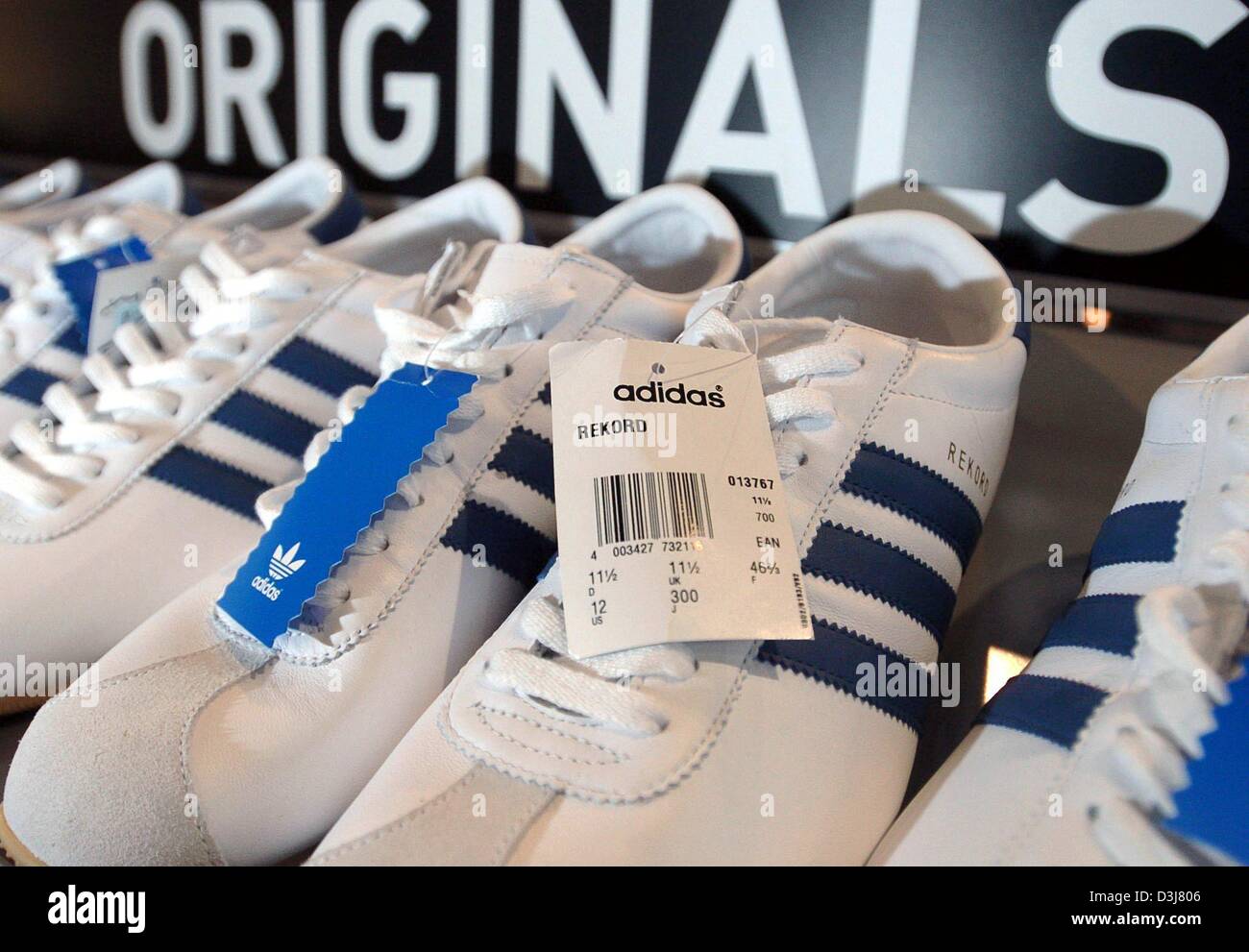 Adidas Outlet Fabrikverkauf Stockfotografie - Alamy