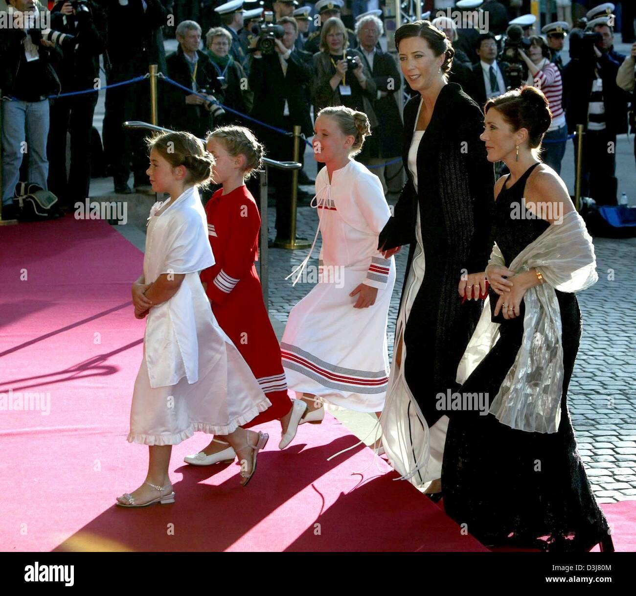 (Dpa) - Nichten und Schwestern Mary Donaldson, die australische Verlobte von Kronprinz Frederik von Dänemark, kommen für eine Gala am Vorabend ihrer Hochzeit am Königlichen Theater in Kopenhagen, 13. Mai 2004. Stockfoto