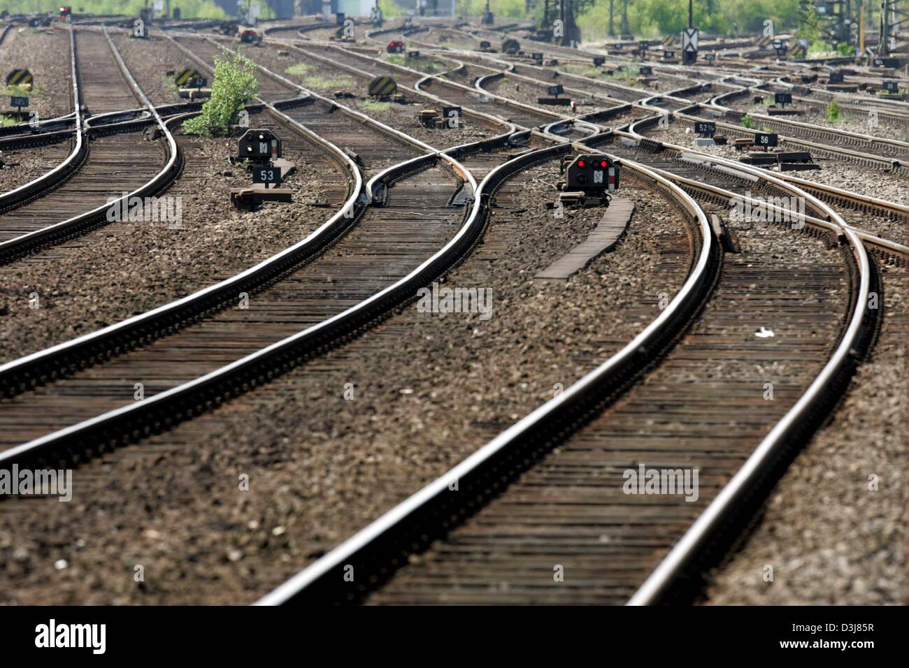 (Dpa) - Track Switches "und" regelmäßige Bahn Gleise dehnen in die Ferne auf dem Boden an der central Station in Dortmund, Deutschland, 27. April 2004. Stockfoto