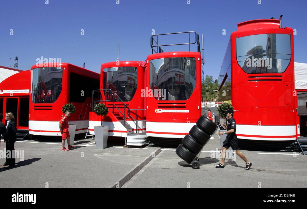 (Dpa) - ein Blick auf die Gastfreundschaft des Rennstalls Ferrari, auf dem Circuit de Catalunya Formel 1 Rennen verfolgen in der Nähe von Barcelona, Spanien, 6. Mai 2004. Stockfoto