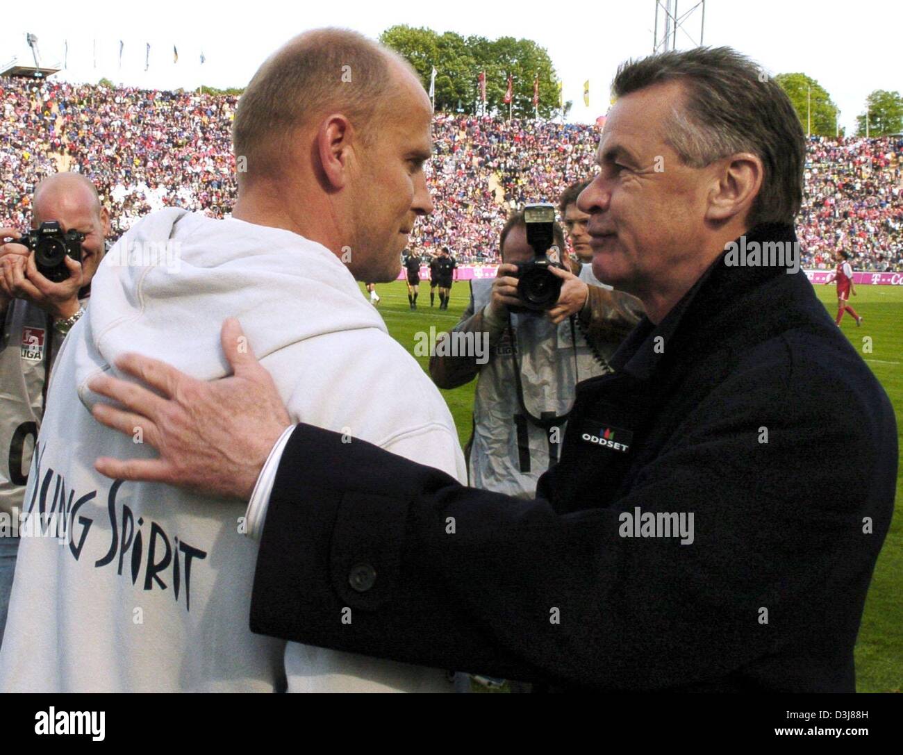 Dpa Bayern Fussball Trainer Ottmar Hitzfeld R Gratuliert Bremens Fussball Trainer Thomas Schaaf Nach Sv Werder Bremen Bundesliga Fussballspiel Gegen Fc Bayern Munchen In Munchen Deutschland 8 Mai 2004 Gewann Werder Bremen Besiegt