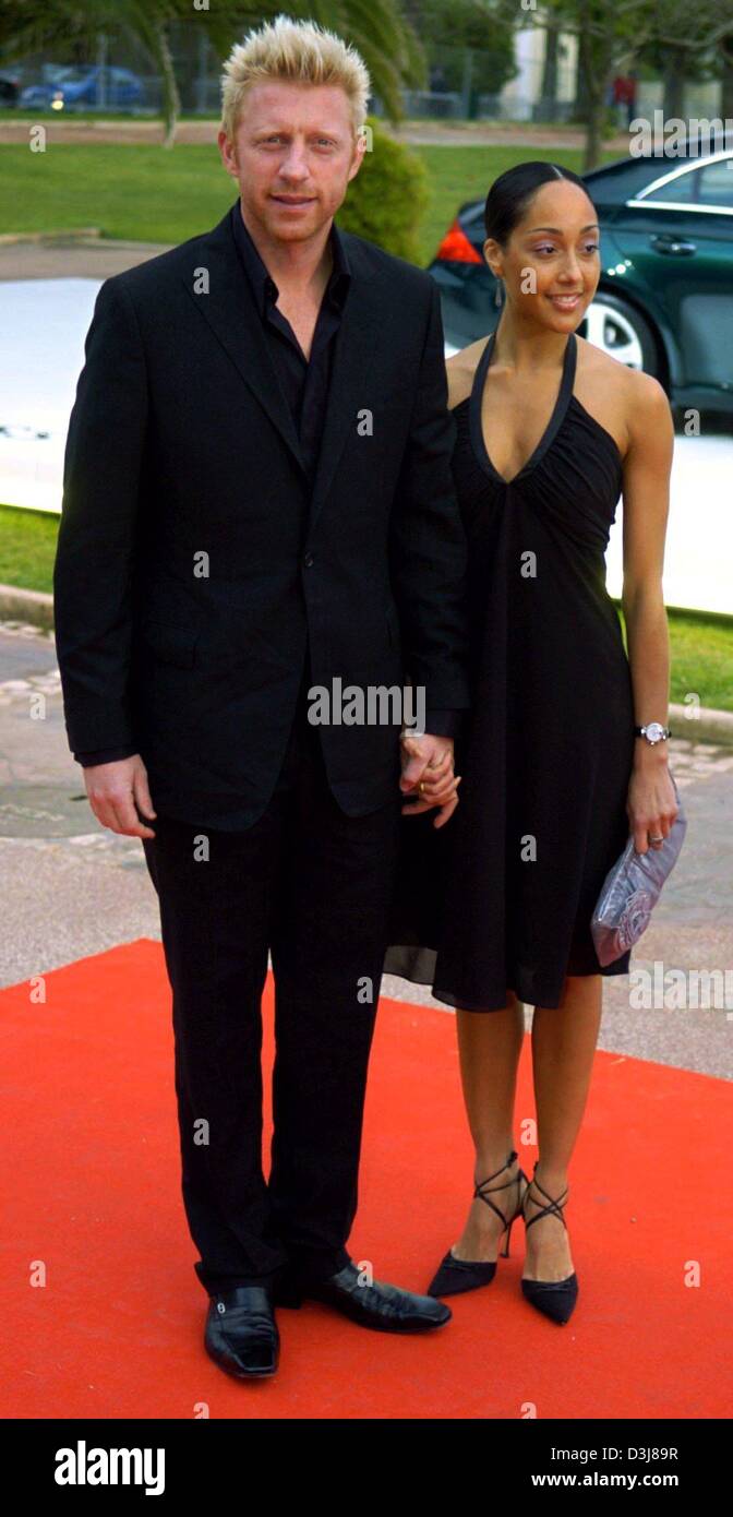 (Dpa) - deutscher Ex-Tennisspieler Boris Becker und seine Freundin französische Tänzerin Caroline Rocher an den Händen halten und Lächeln, als sie bei ihrer Ankunft an die Laureus Sport for Good Foundation Dinner in Estoril, Portugal, 9. Mai 2004 darstellen. Laureus World Sports Awards 2004 wird am 10. Mai 2004 verliehen. Stockfoto