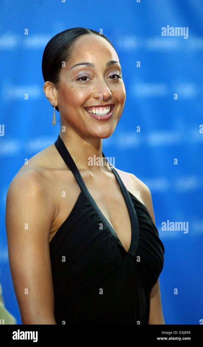 (Dpa) - französische Tänzerin und Freundin des Ex-Tennisspielers Bori Becker, Caroline Rocher, lächelt und stellt bei ihrer Ankunft an die Laureus Sport for Good Foundation Dinner in Estoril, Portugal, 9. Mai 2004. Laureus World Sports Awards 2004 wird am 10. Mai 2004 verliehen. Stockfoto